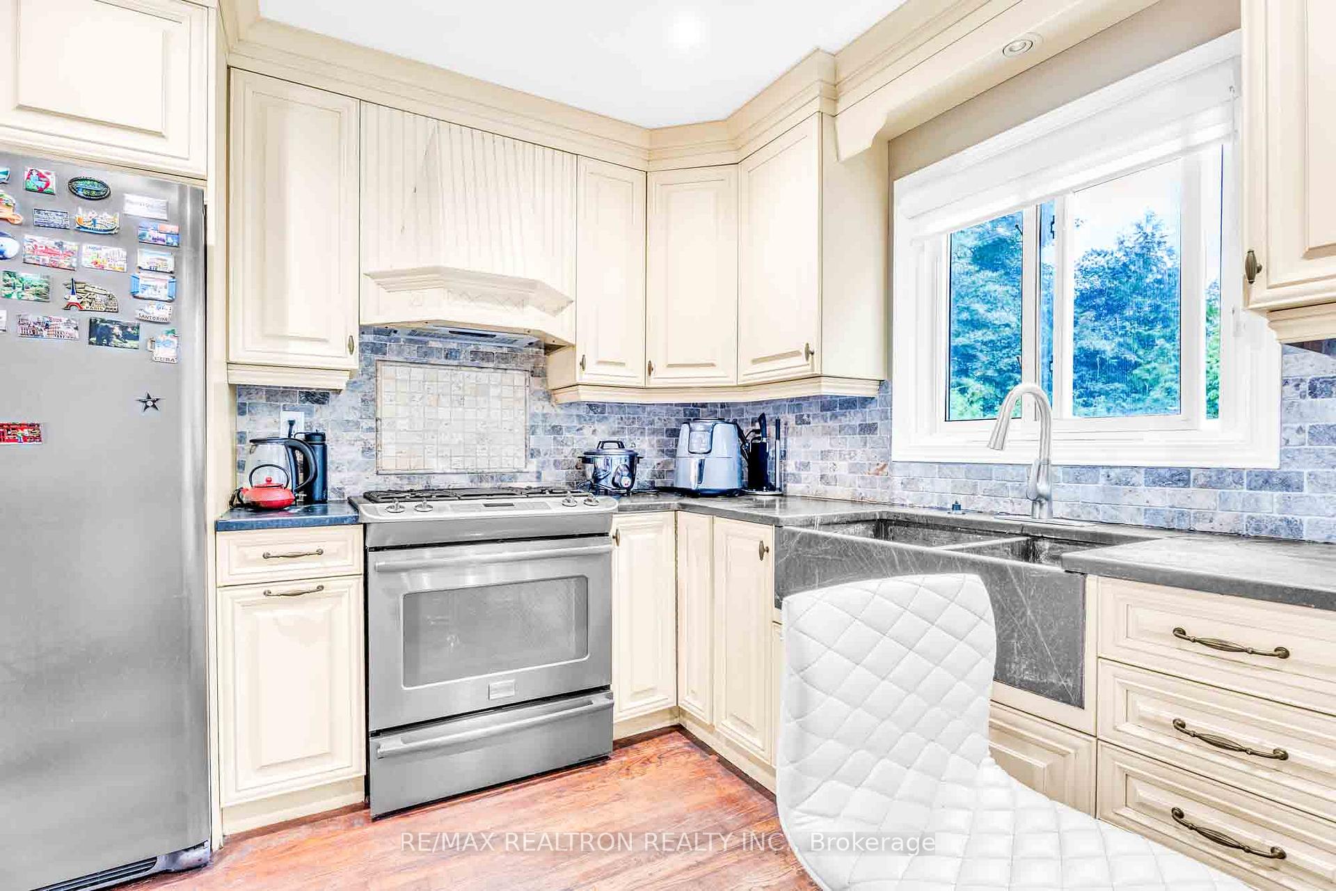 Photo 6 of 111 Devins Drive, Aurora, Aurora Heights — HOMEH