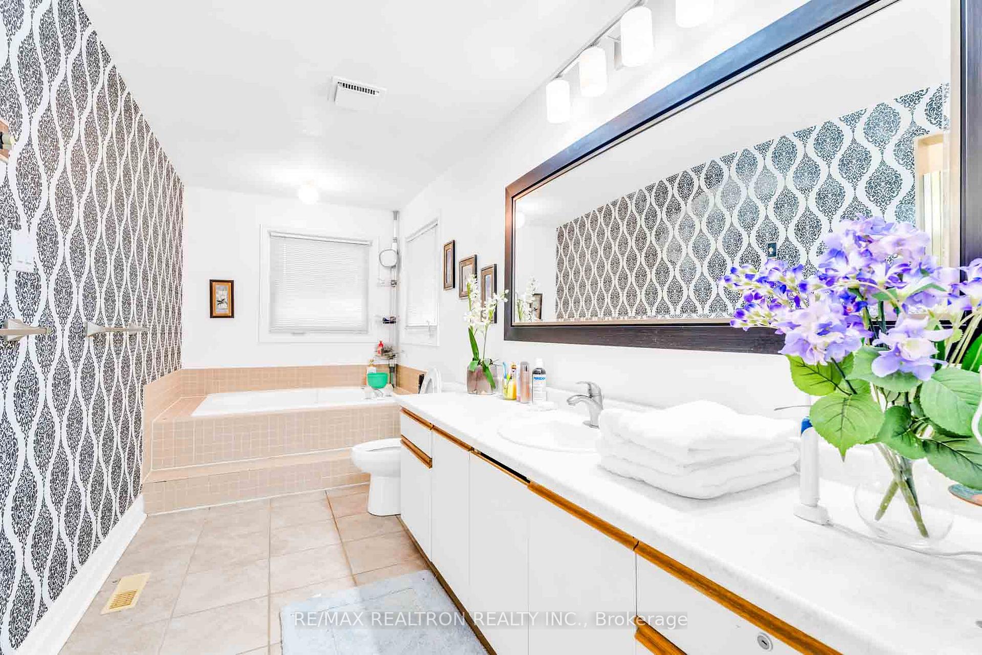Photo 17 of 111 Devins Drive, Aurora, Aurora Heights — HOMEH