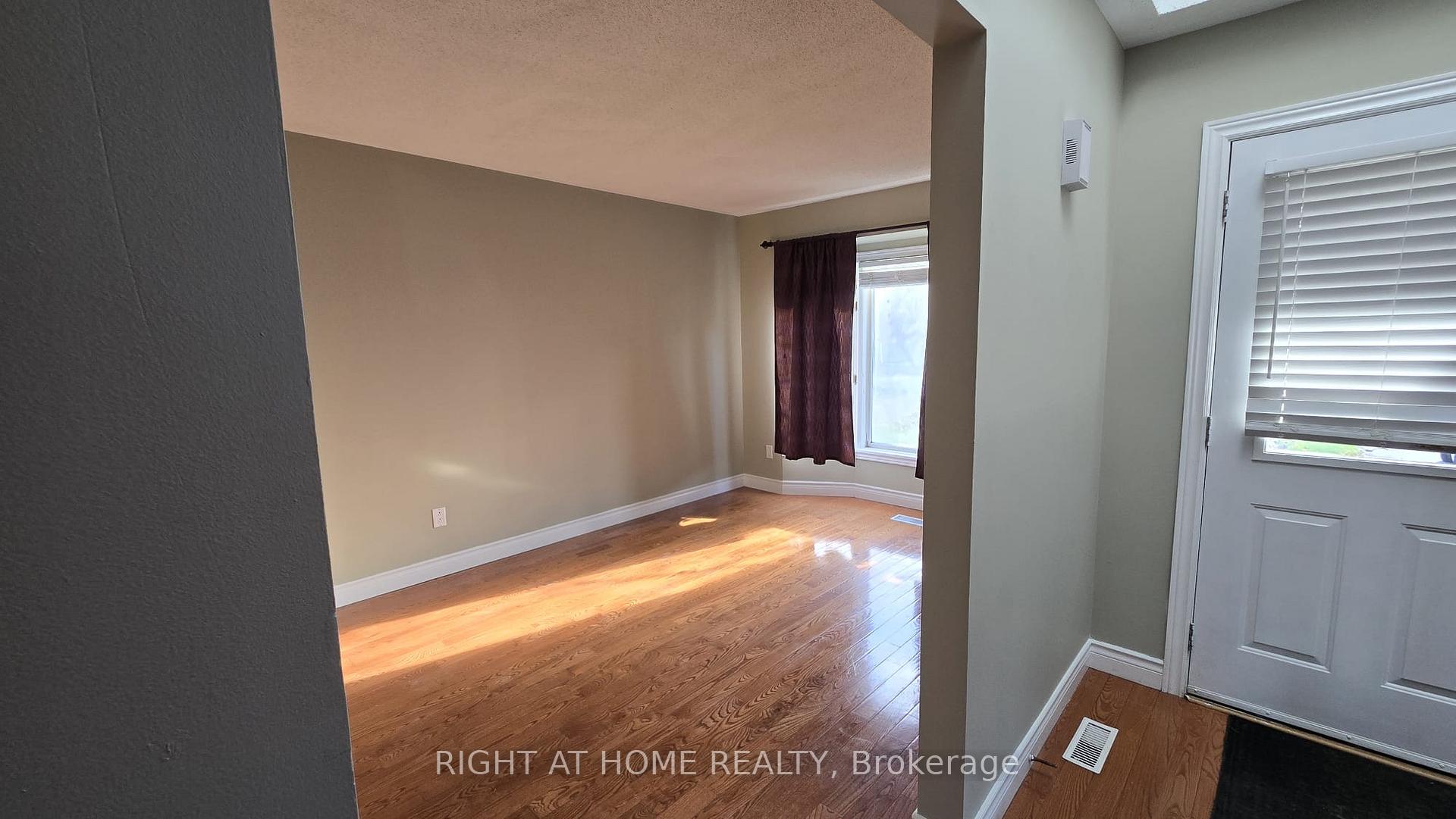Photo 8 of Unit upper level, 58 Irwin Drive, Barrie, Northwest — HOMEH