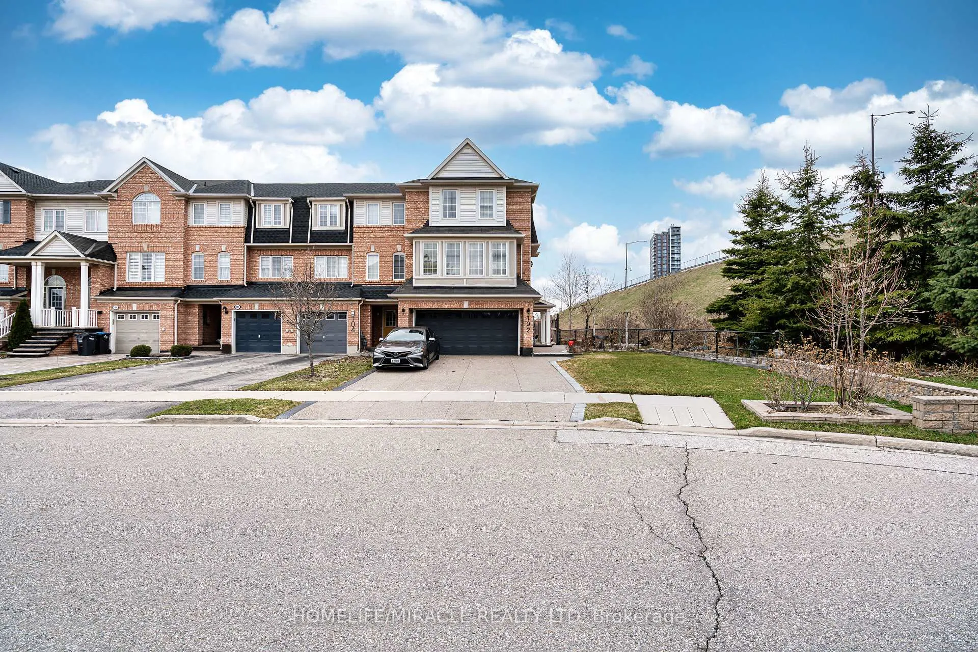 Photo 1 of 102 Decker Hollow Circle, Brampton, Credit Valley — HOMEH
