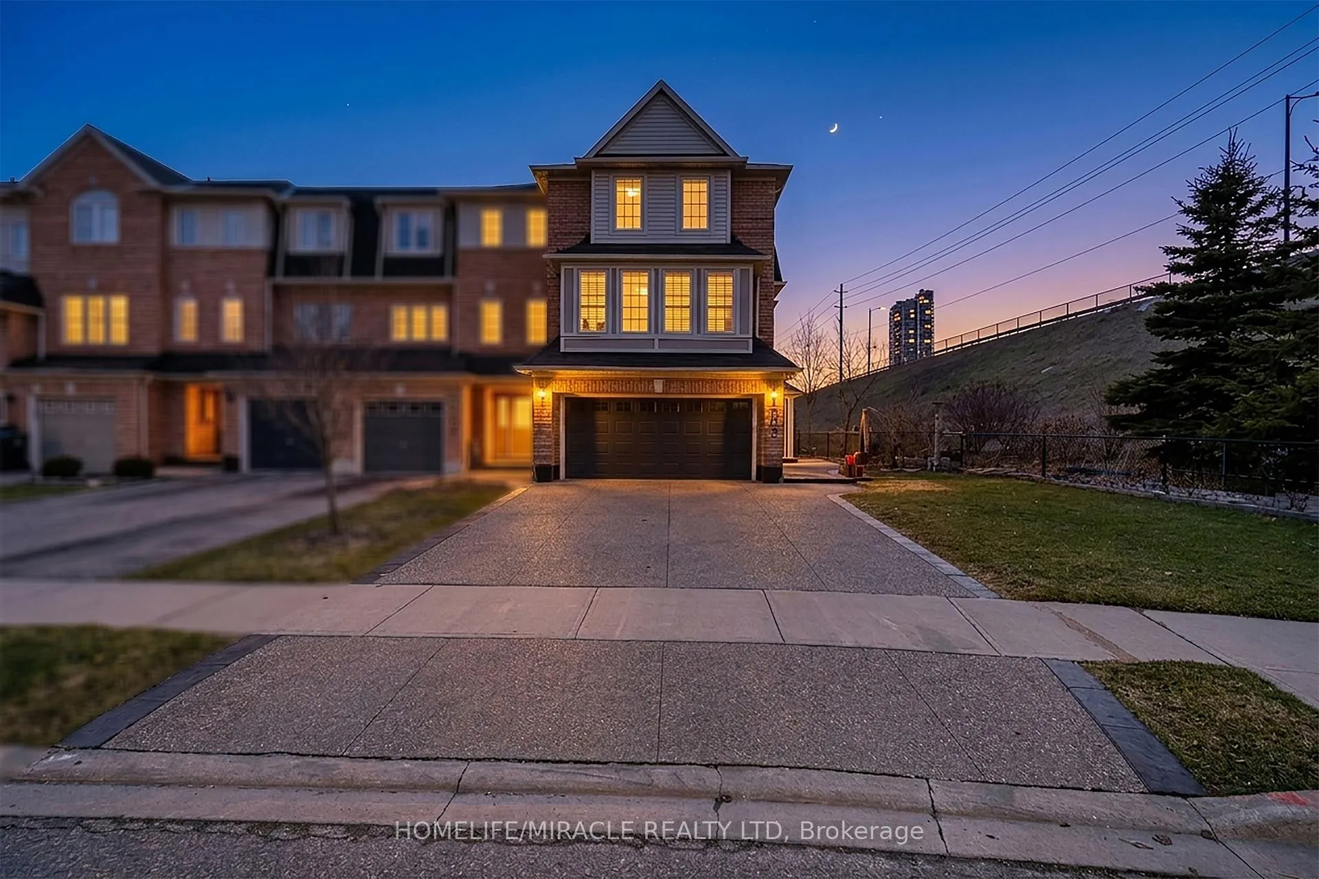 Photo 2 of 102 Decker Hollow Circle, Brampton, Credit Valley — HOMEH