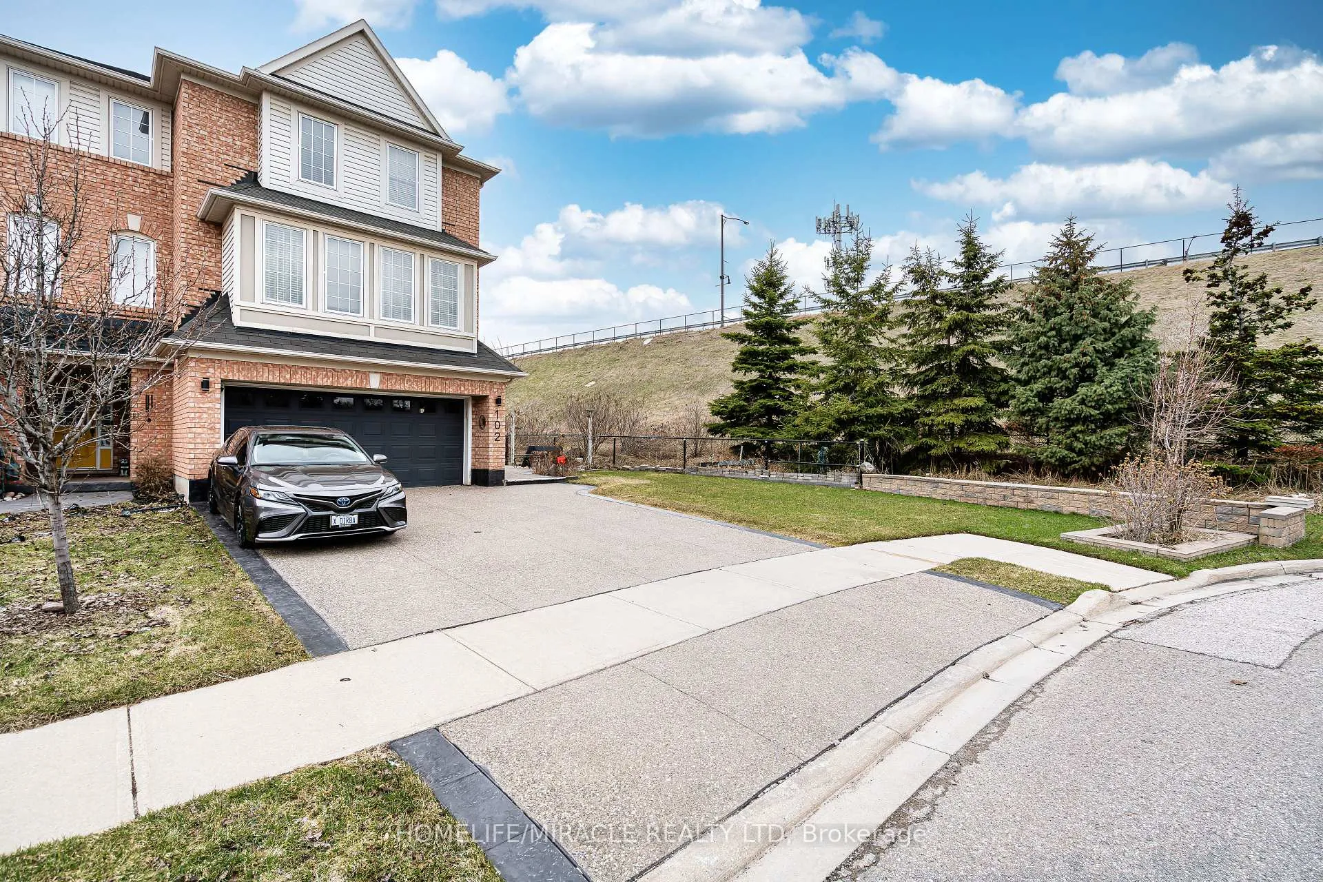 Photo 3 of 102 Decker Hollow Circle, Brampton, Credit Valley — HOMEH
