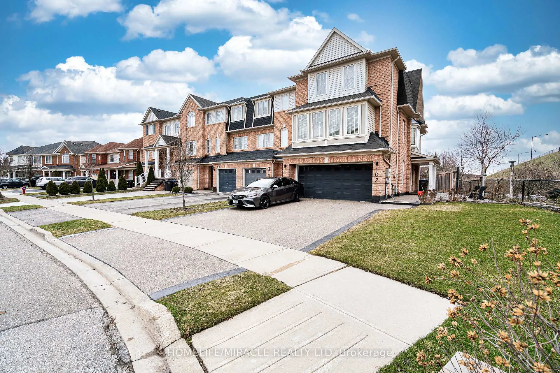 Photo 4 of 102 Decker Hollow Circle, Brampton, Credit Valley — HOMEH