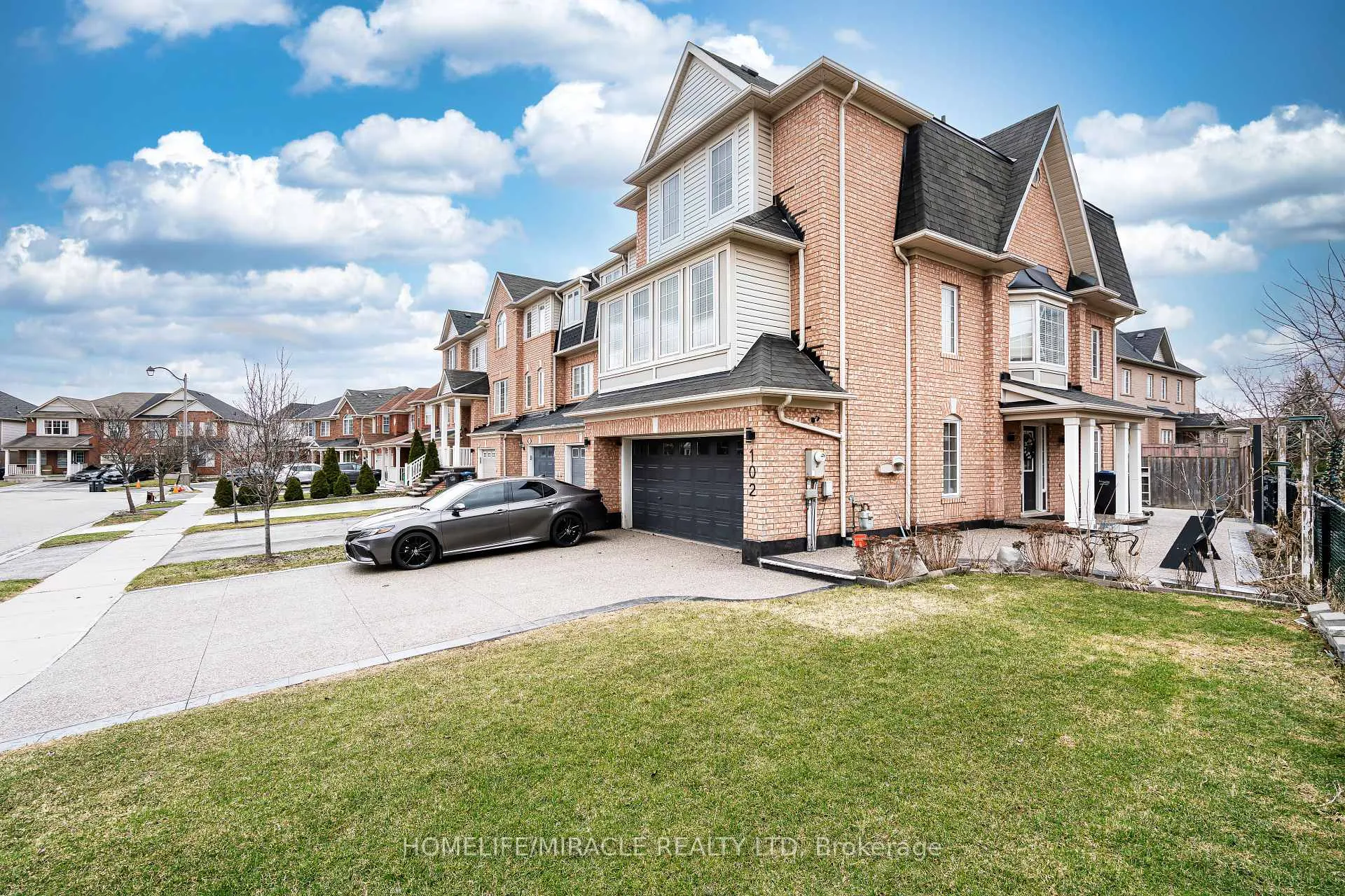 Photo 5 of 102 Decker Hollow Circle, Brampton, Credit Valley — HOMEH