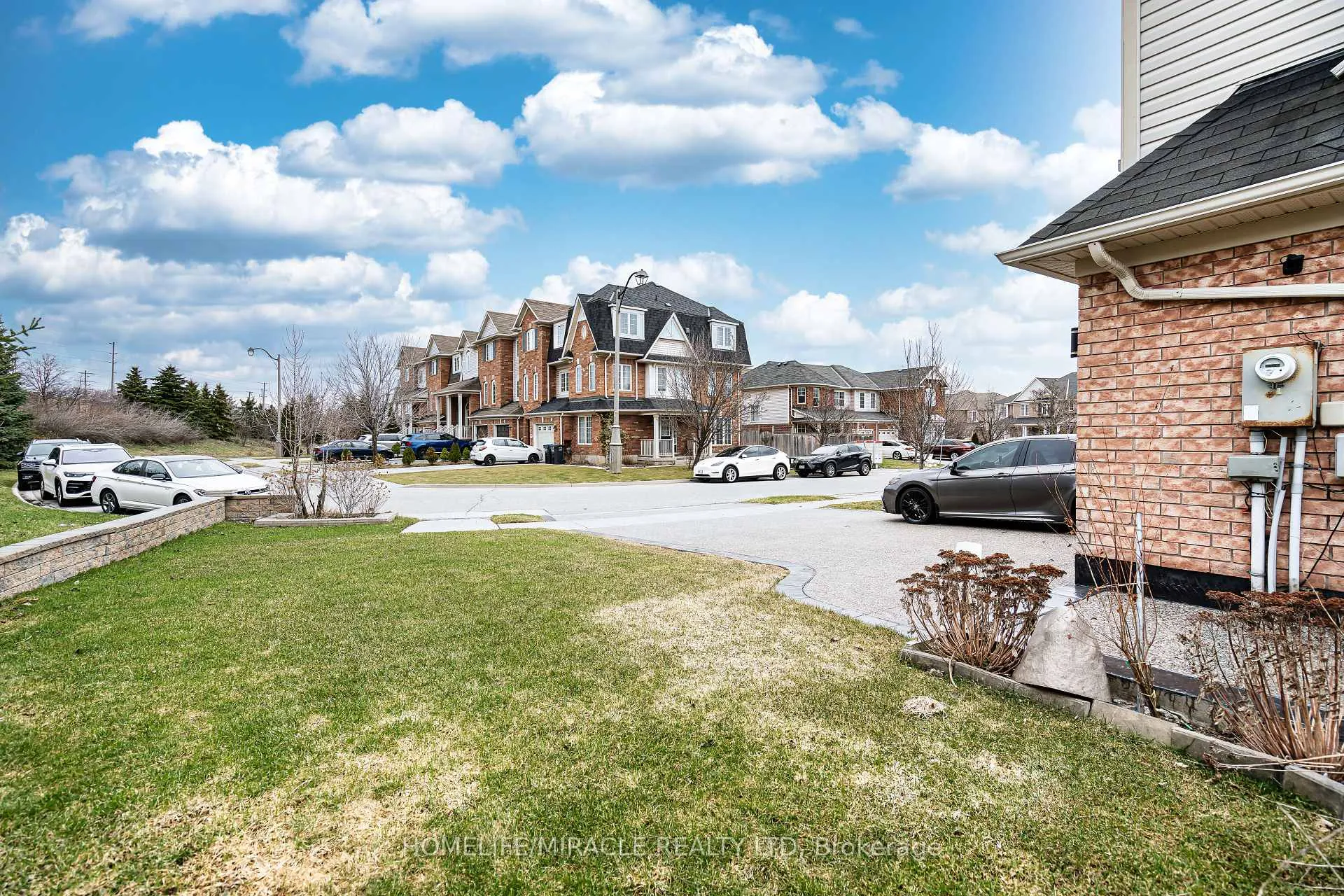 Photo 6 of 102 Decker Hollow Circle, Brampton, Credit Valley — HOMEH