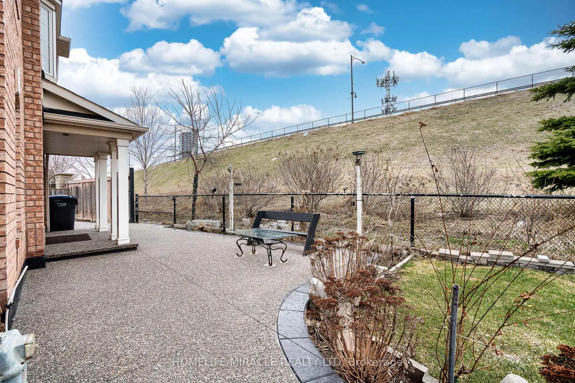 Photo 7 of 102 Decker Hollow Circle, Brampton, Credit Valley — HOMEH