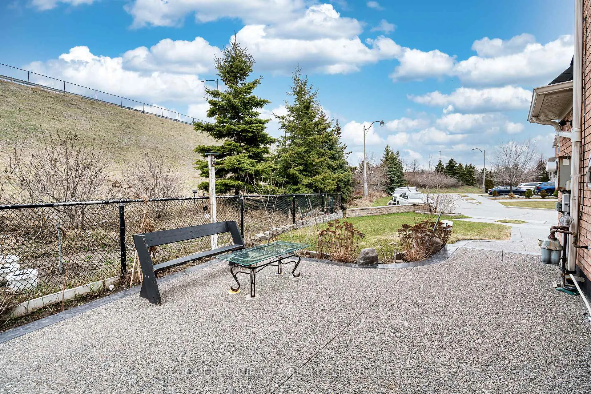 Photo 8 of 102 Decker Hollow Circle, Brampton, Credit Valley — HOMEH