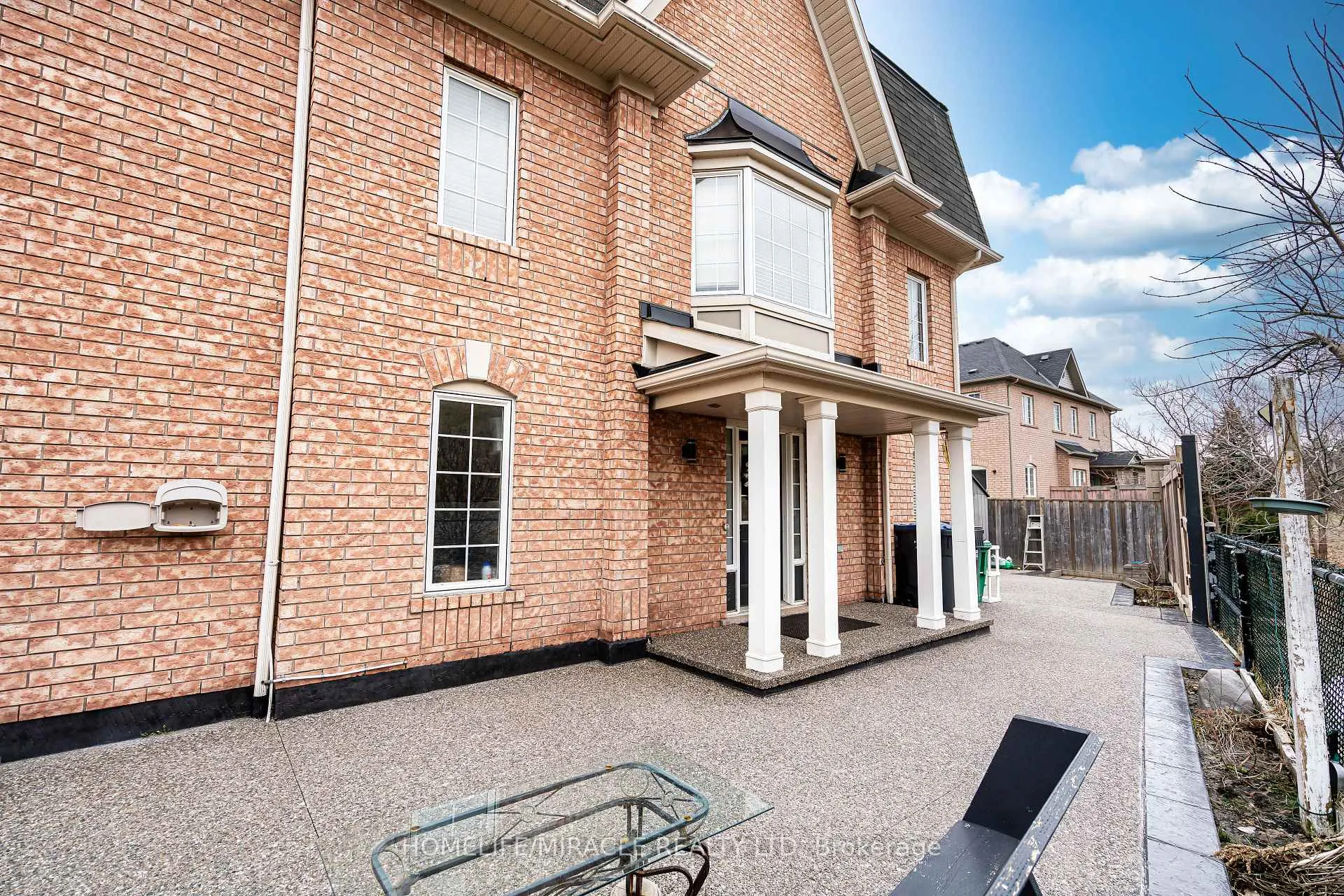 Photo 9 of 102 Decker Hollow Circle, Brampton, Credit Valley — HOMEH