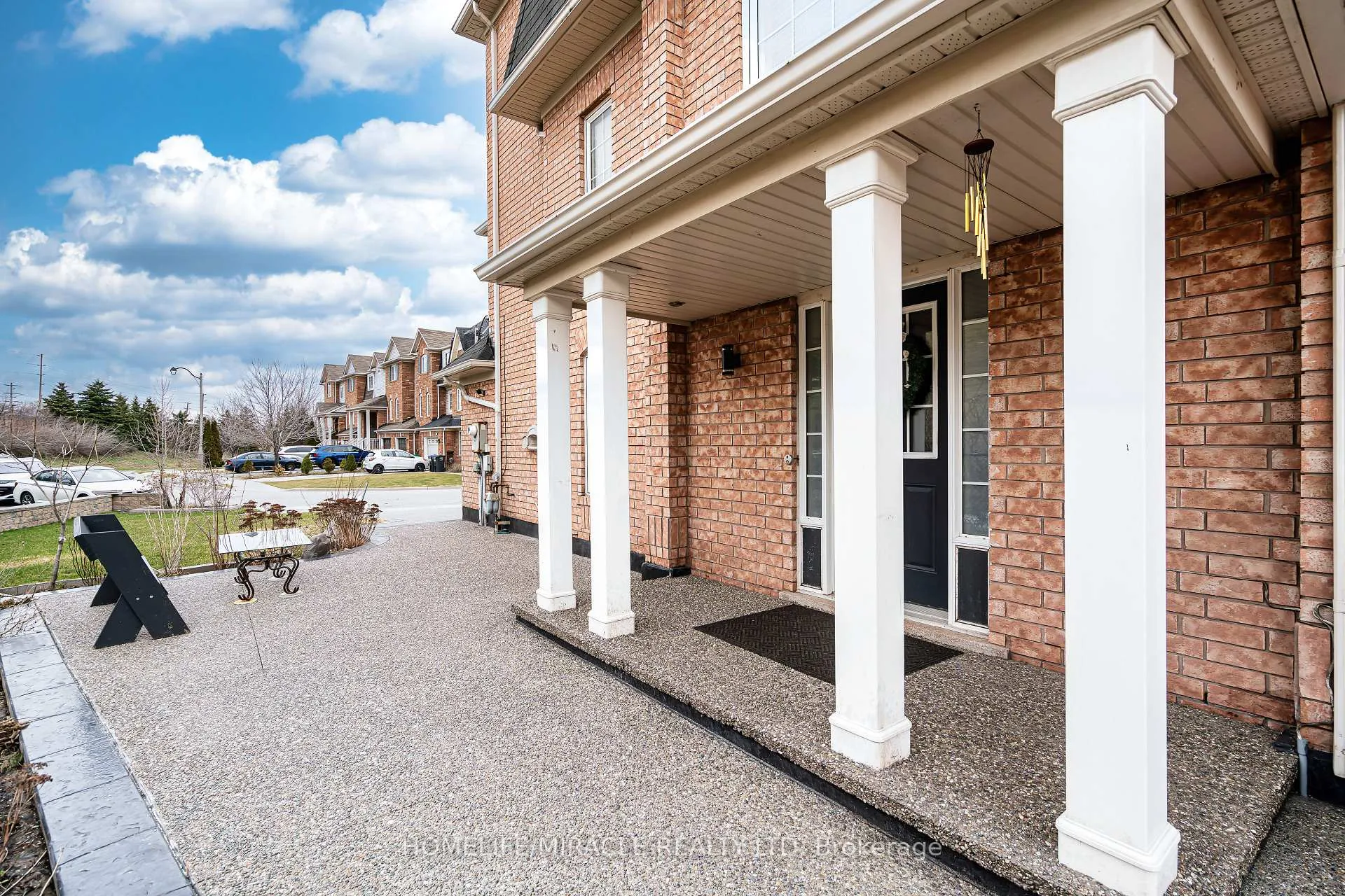 Photo 10 of 102 Decker Hollow Circle, Brampton, Credit Valley — HOMEH