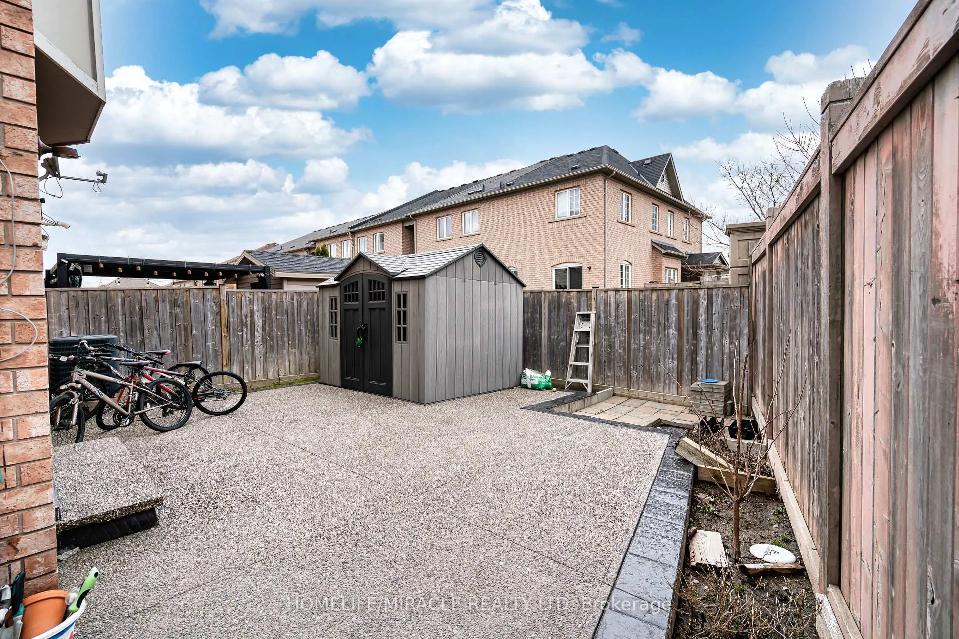 Photo 11 of 102 Decker Hollow Circle, Brampton, Credit Valley — HOMEH