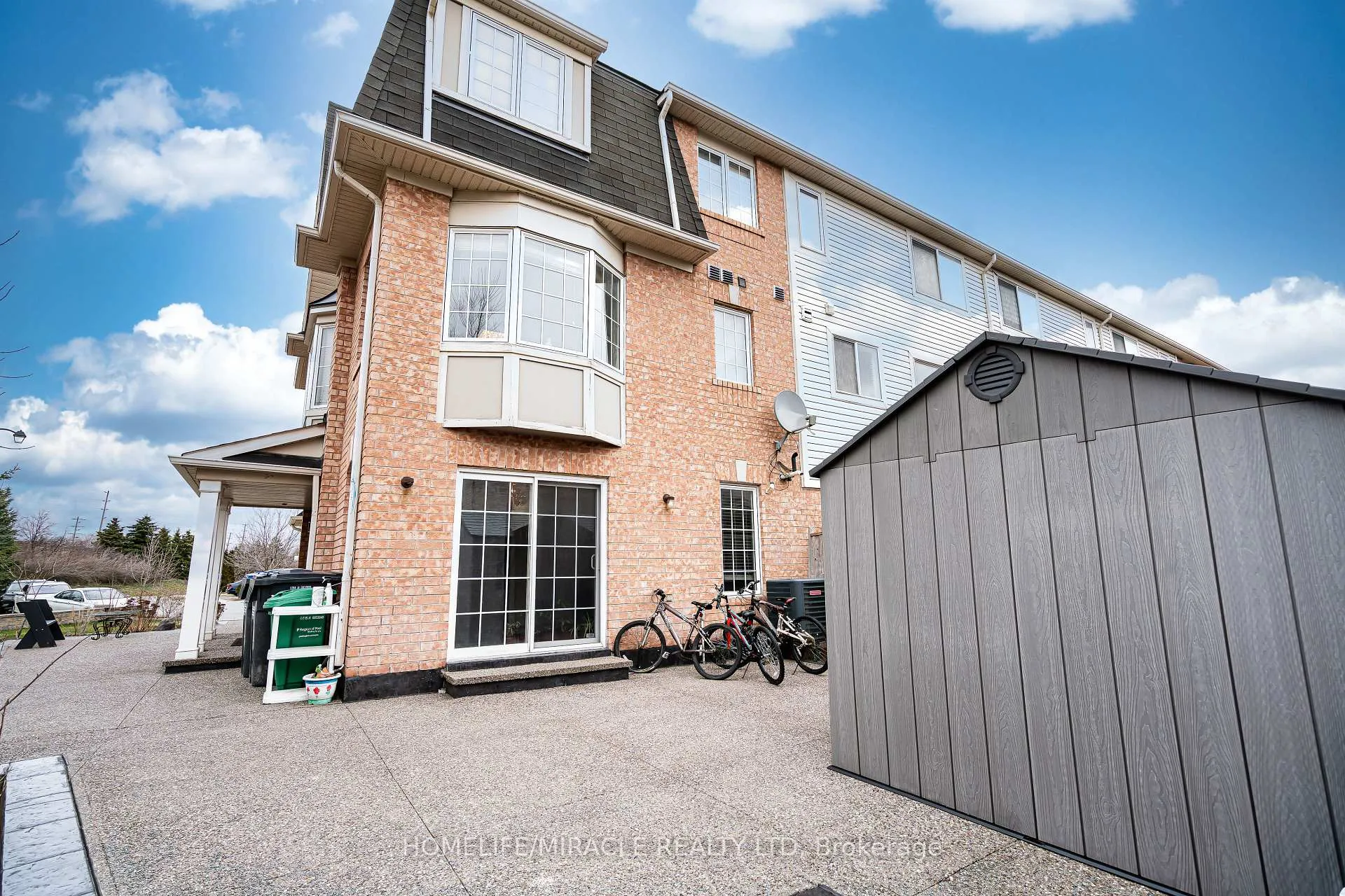 Photo 12 of 102 Decker Hollow Circle, Brampton, Credit Valley — HOMEH