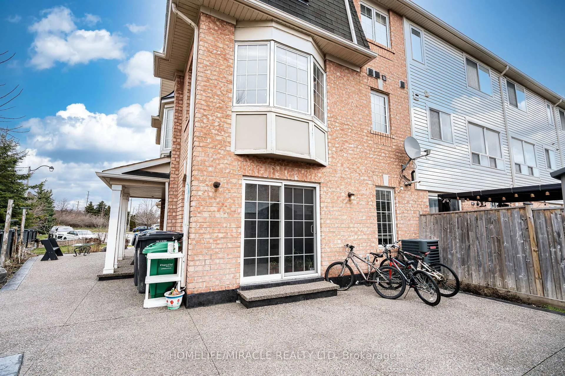 Photo 13 of 102 Decker Hollow Circle, Brampton, Credit Valley — HOMEH