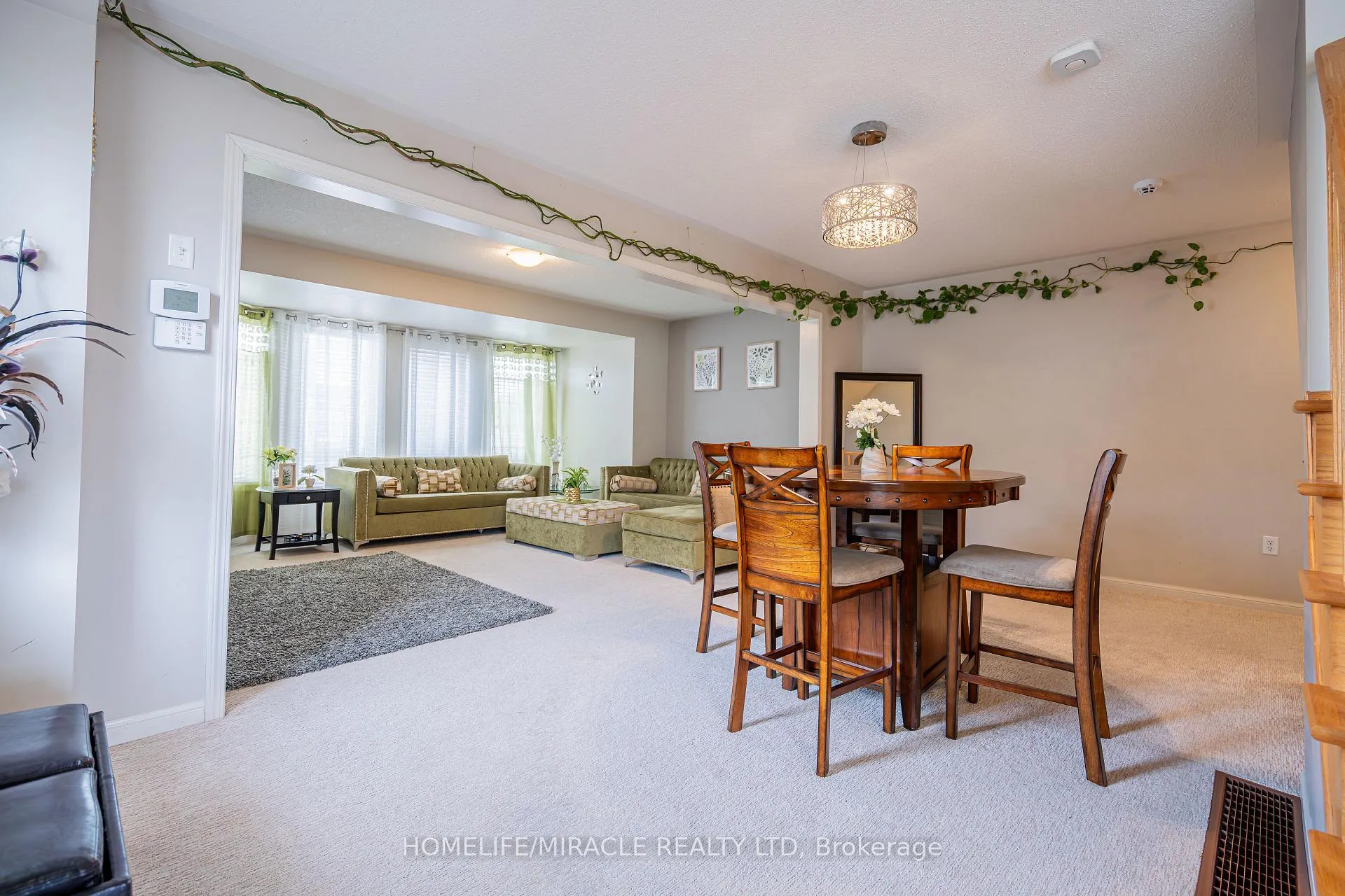Photo 23 of 102 Decker Hollow Circle, Brampton, Credit Valley — HOMEH