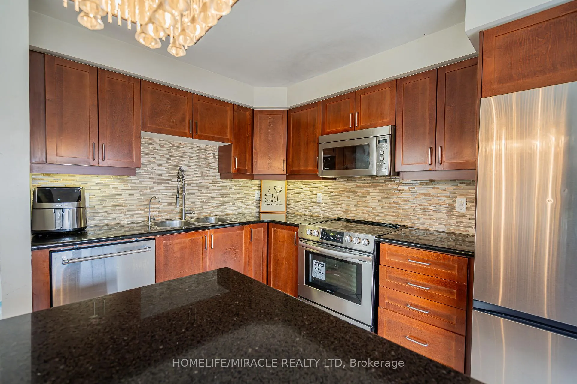 Photo 33 of 102 Decker Hollow Circle, Brampton, Credit Valley — HOMEH