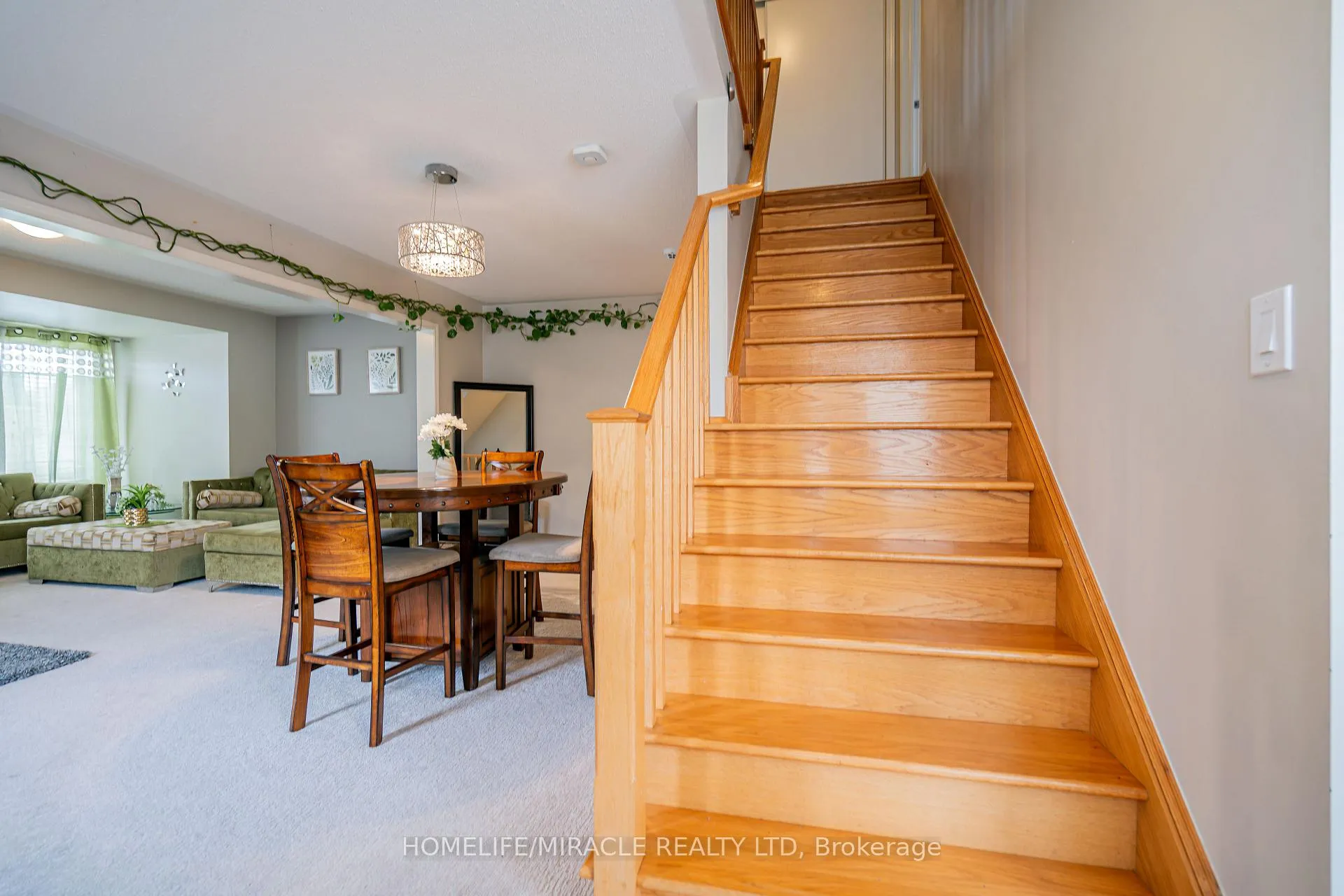 Photo 35 of 102 Decker Hollow Circle, Brampton, Credit Valley — HOMEH