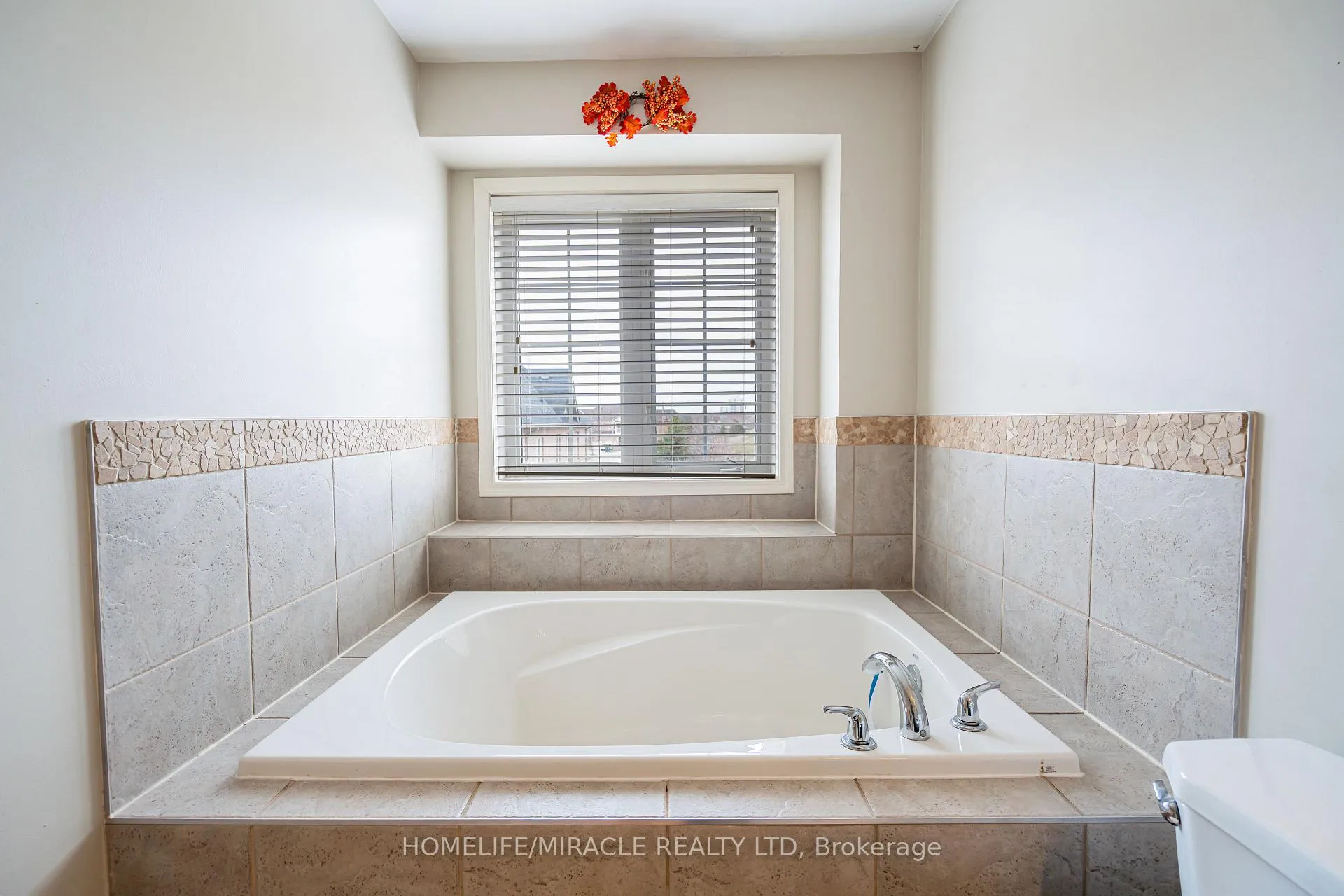 Photo 40 of 102 Decker Hollow Circle, Brampton, Credit Valley — HOMEH