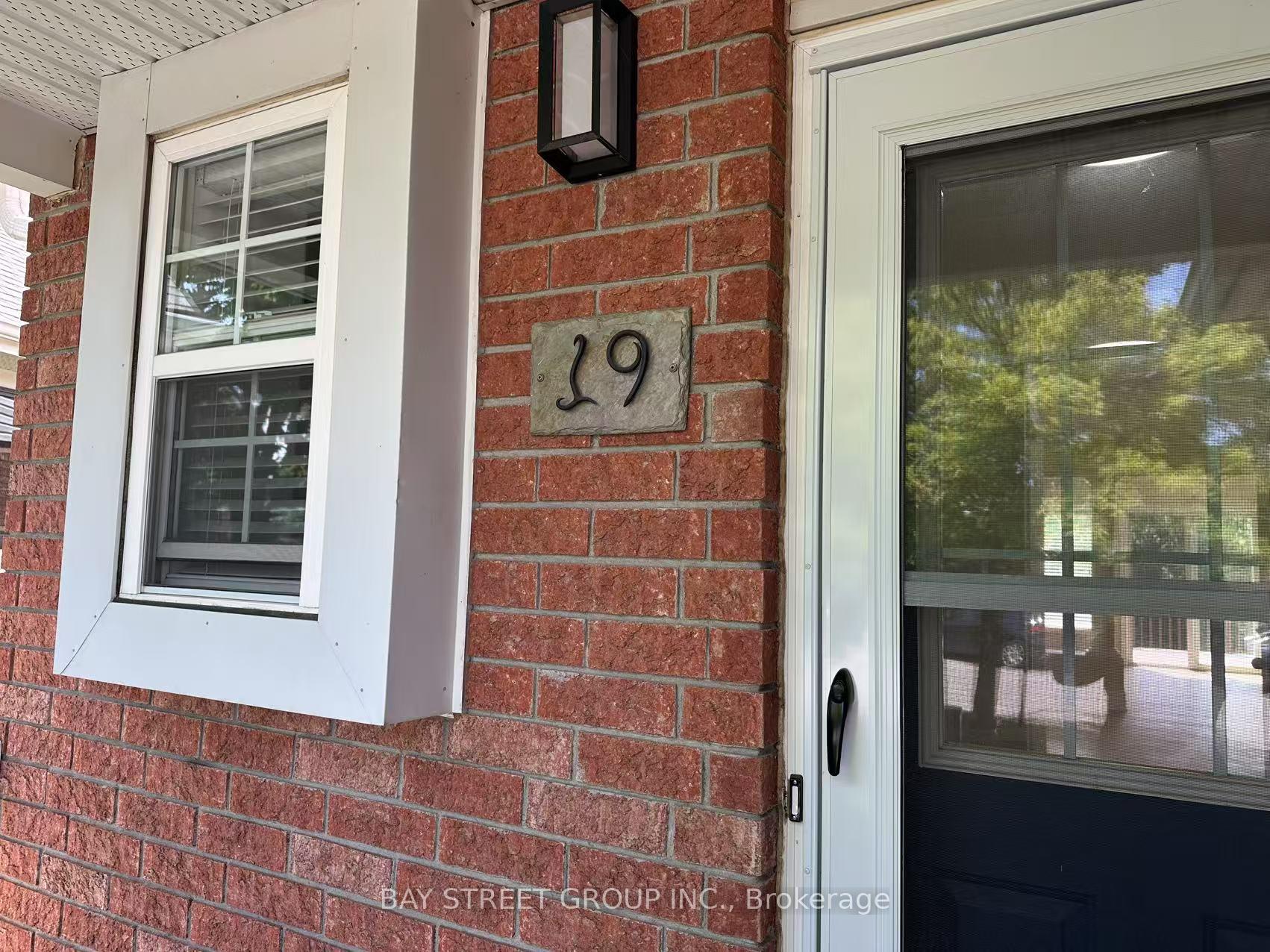 Photo 3 of 19 Silversmith Court, Guelph, Kortright West — HOMEH