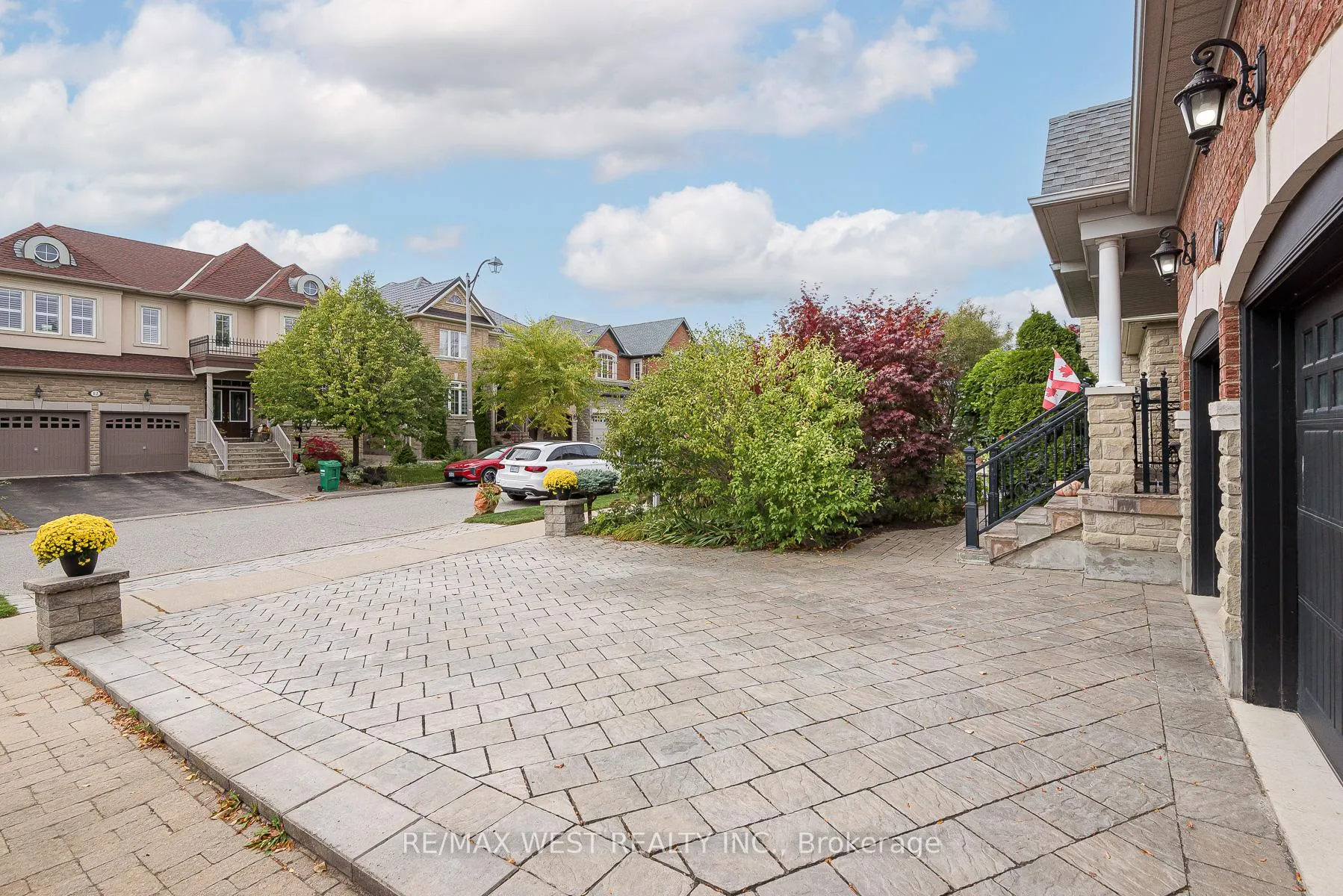 Photo 3 of 17 Hawkridge Trail, Brampton, Brampton East — HOMEH