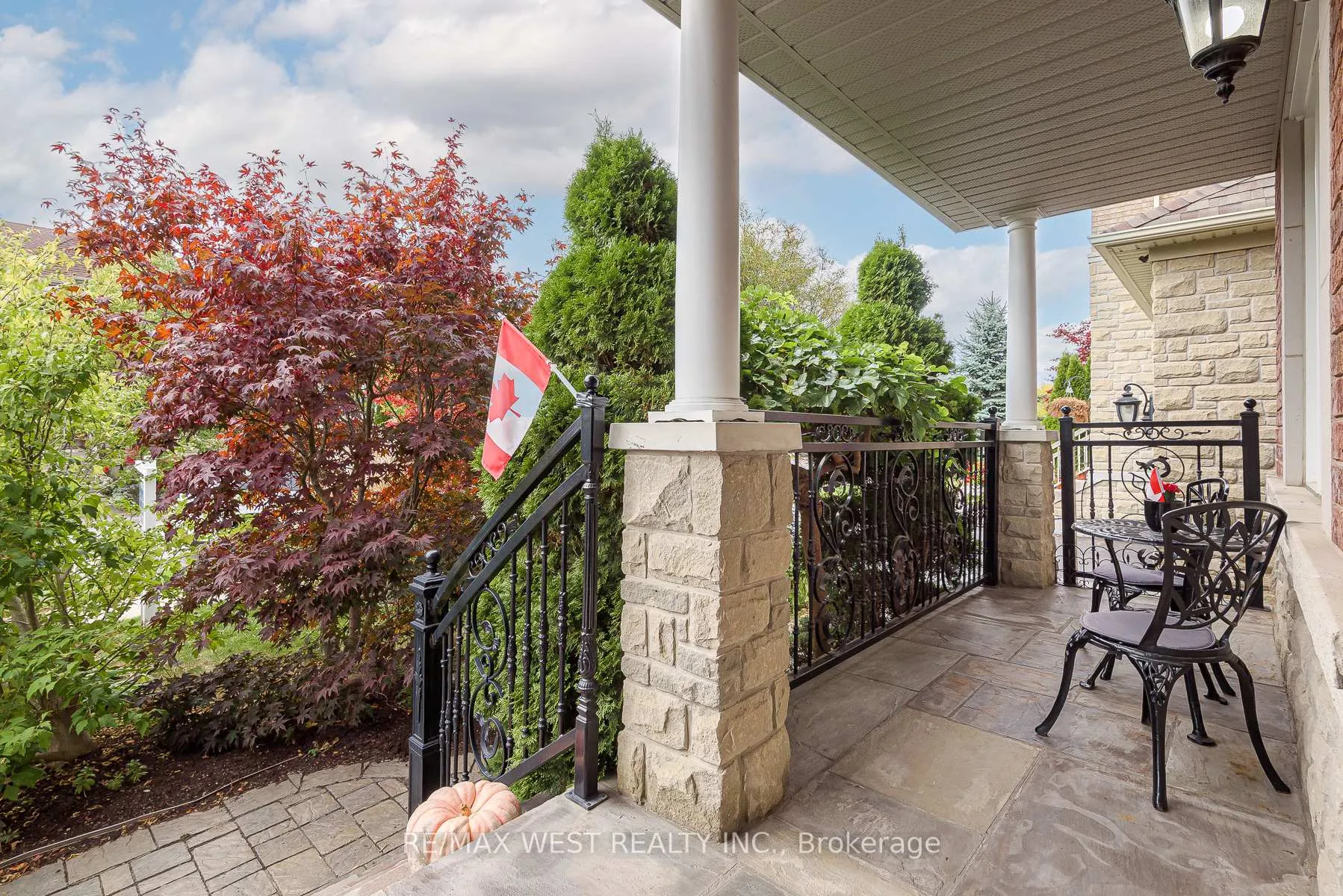 Photo 6 of 17 Hawkridge Trail, Brampton, Brampton East — HOMEH
