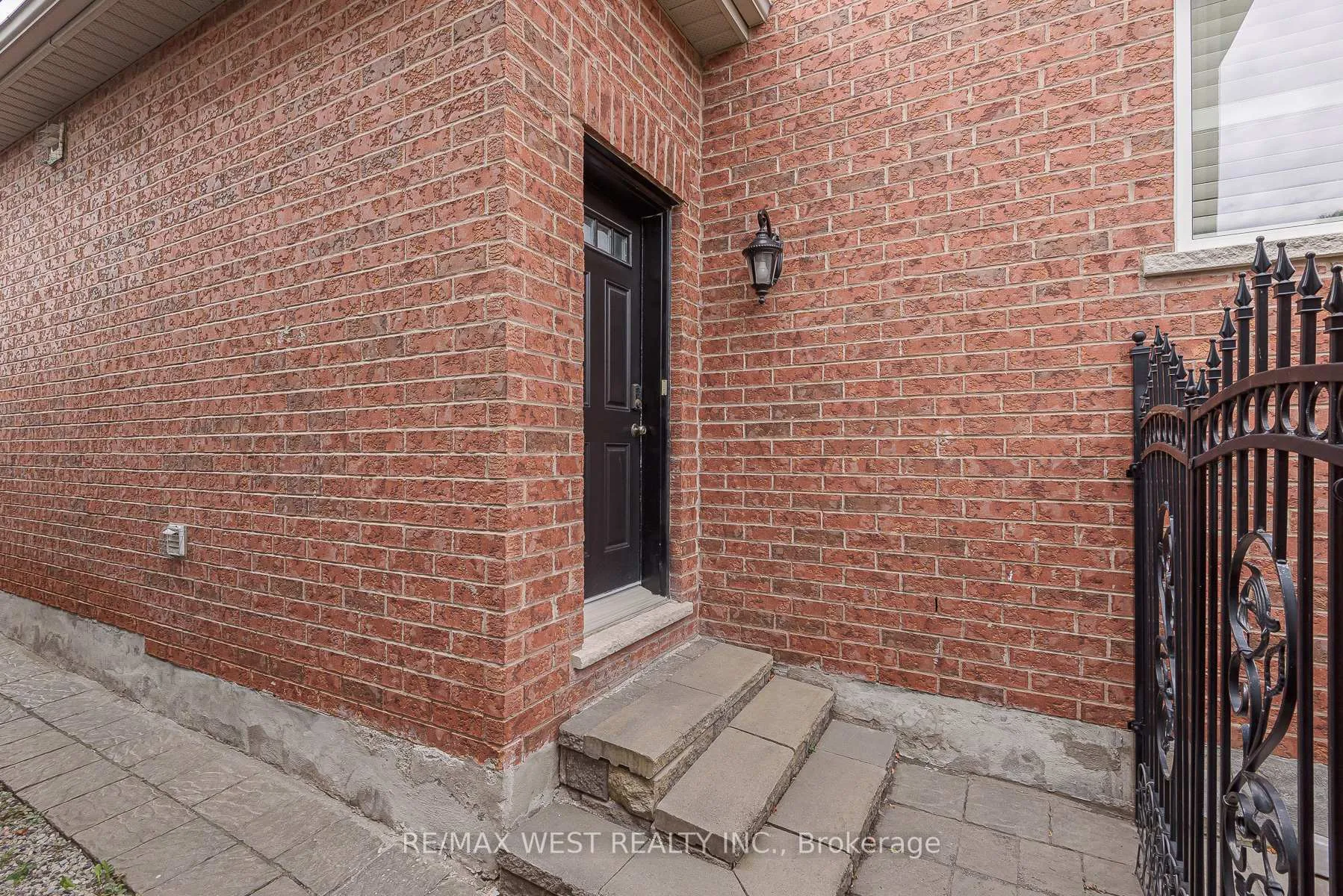 Photo 46 of 17 Hawkridge Trail, Brampton, Brampton East — HOMEH