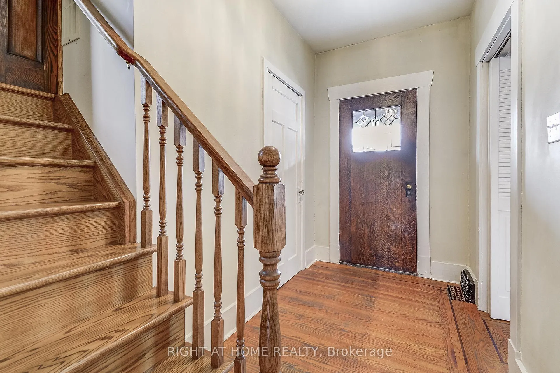 Photo 6 of 182 Balmoral Avenue S, Hamilton, Delta — HOMEH