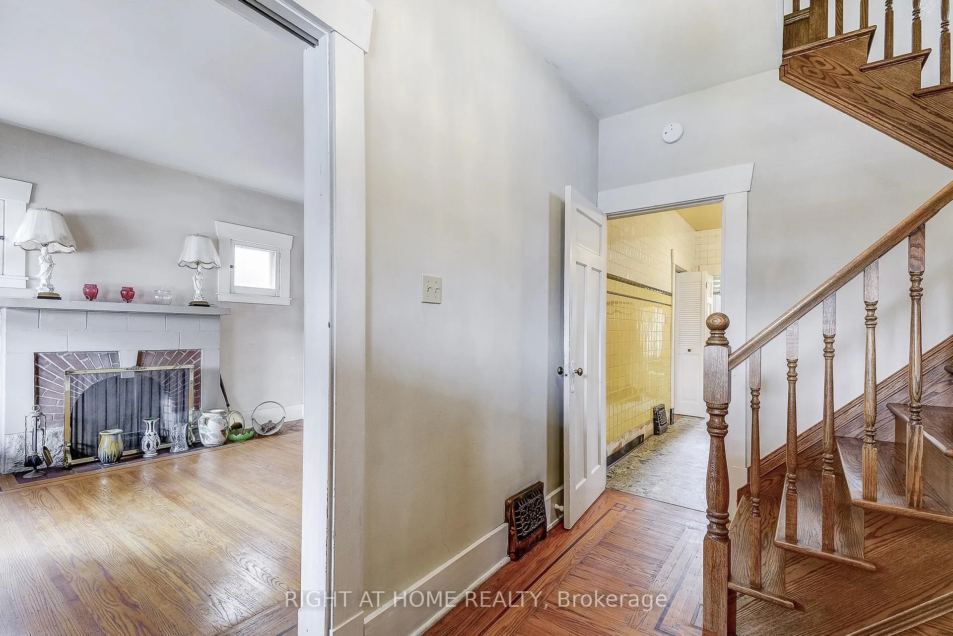 Photo 7 of 182 Balmoral Avenue S, Hamilton, Delta — HOMEH