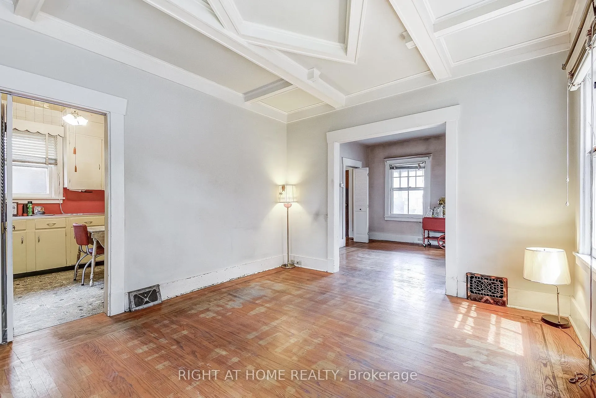 Photo 11 of 182 Balmoral Avenue S, Hamilton, Delta — HOMEH
