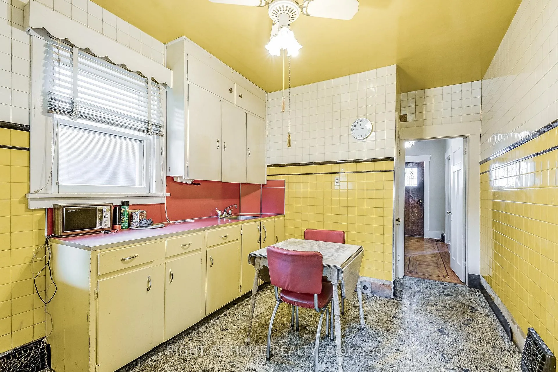 Photo 15 of 182 Balmoral Avenue S, Hamilton, Delta — HOMEH