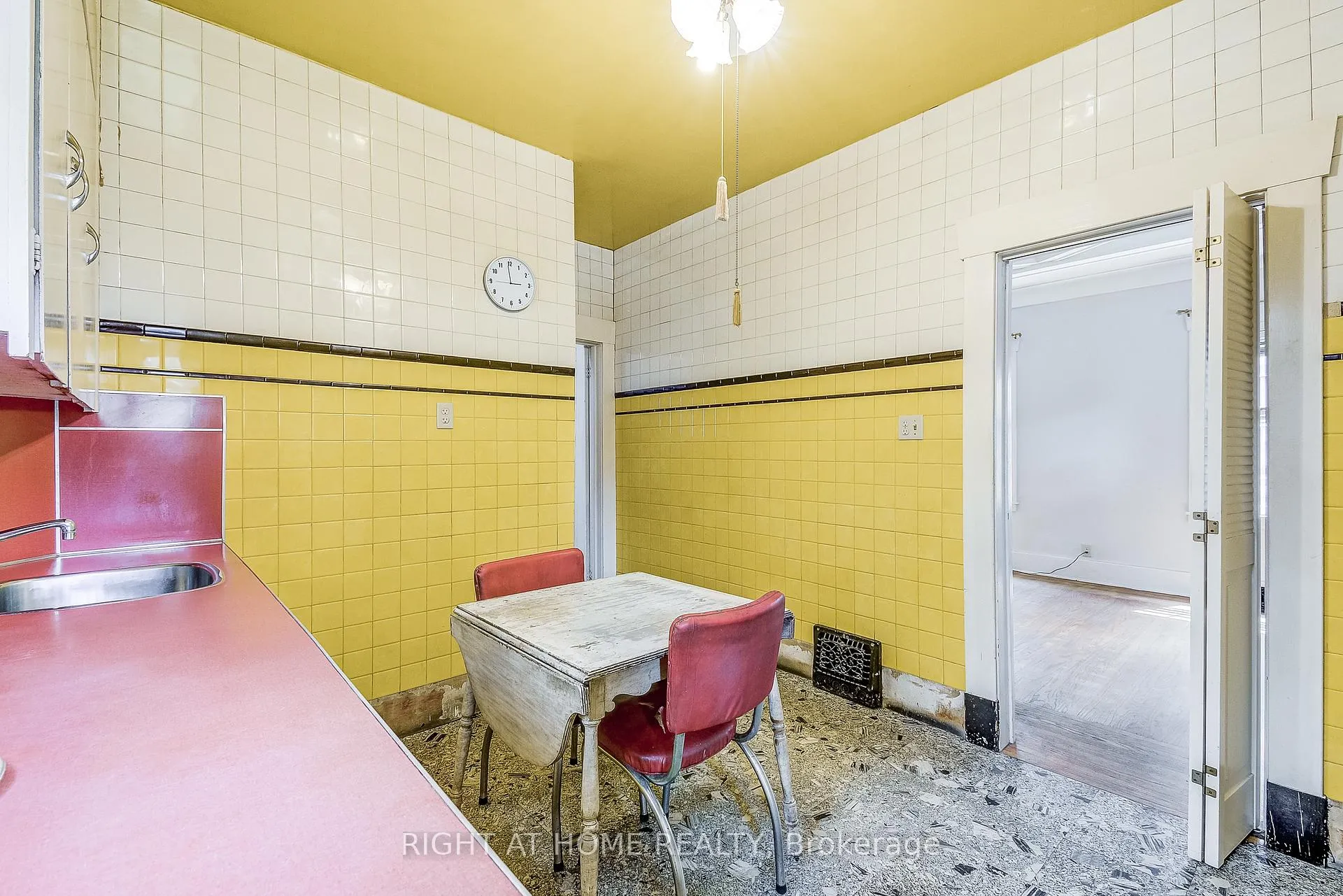 Photo 17 of 182 Balmoral Avenue S, Hamilton, Delta — HOMEH