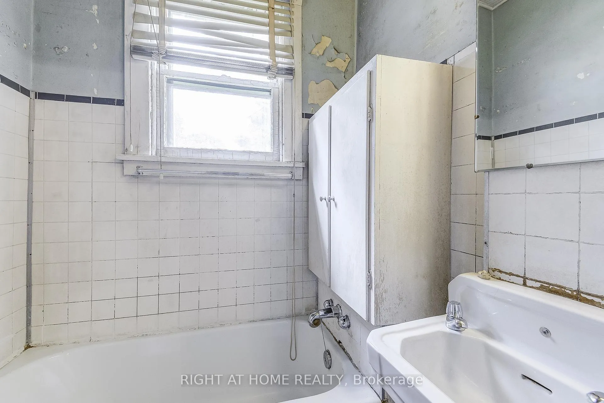 Photo 20 of 182 Balmoral Avenue S, Hamilton, Delta — HOMEH