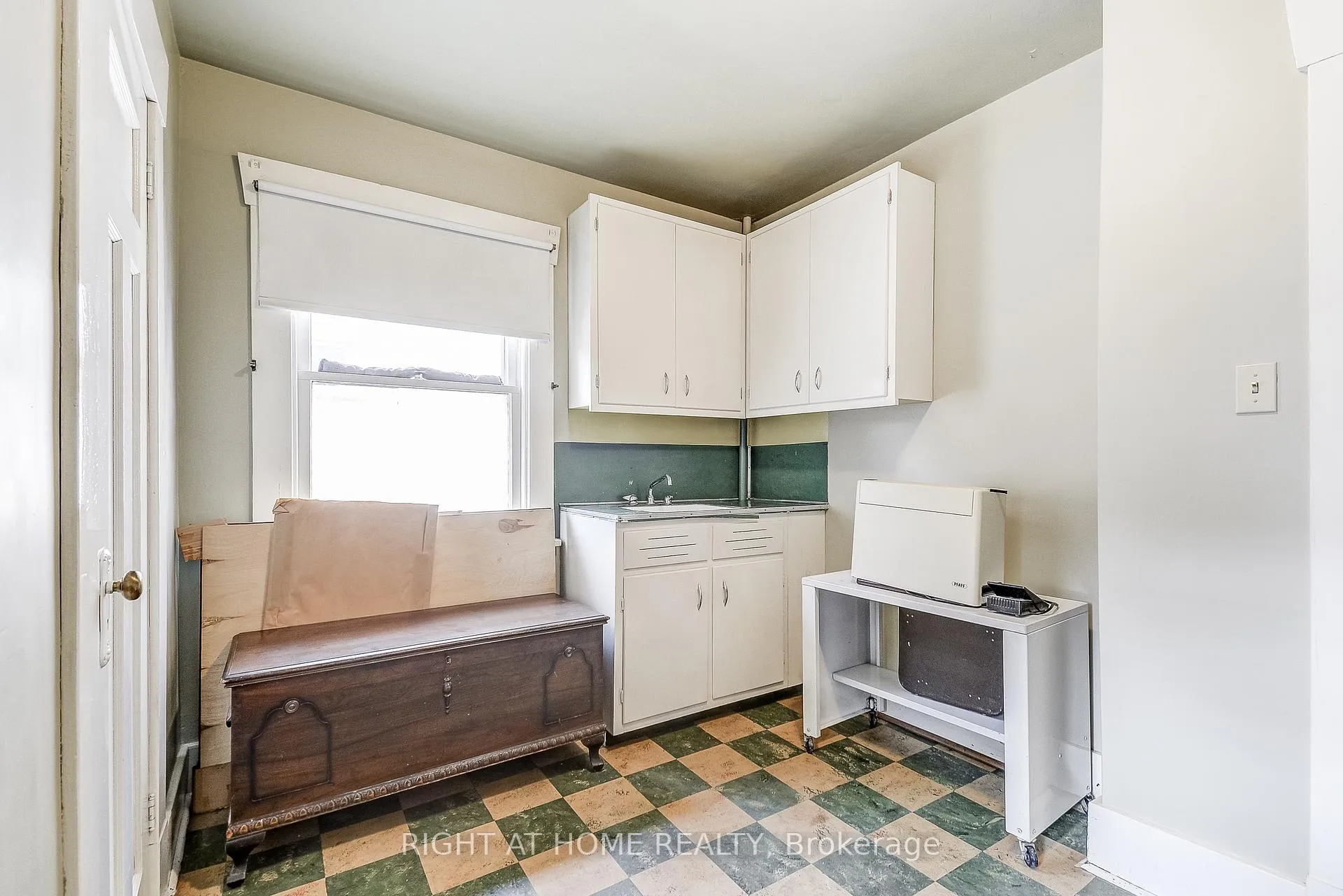 Photo 22 of 182 Balmoral Avenue S, Hamilton, Delta — HOMEH