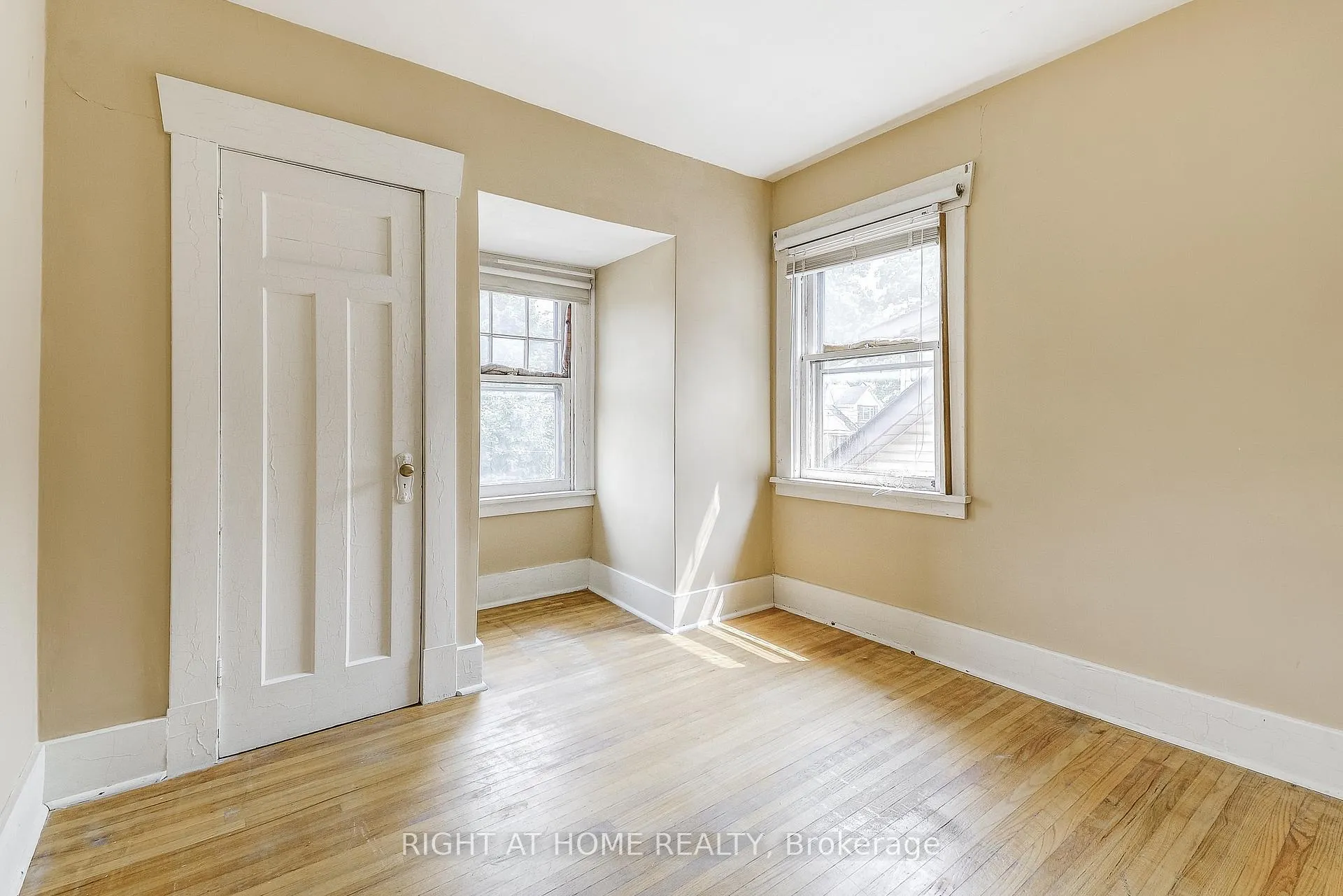 Photo 23 of 182 Balmoral Avenue S, Hamilton, Delta — HOMEH