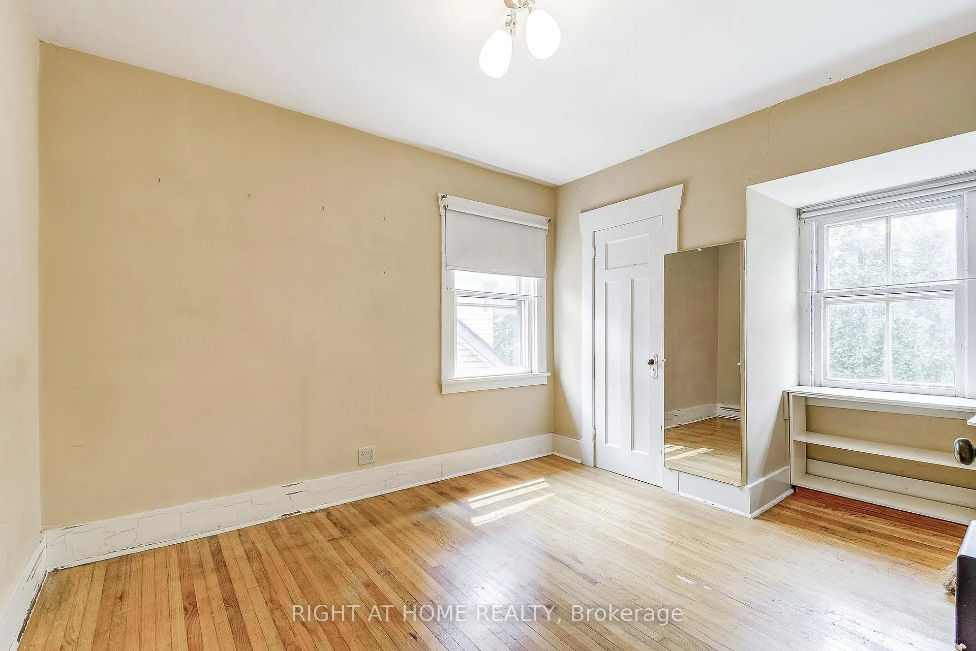 Photo 24 of 182 Balmoral Avenue S, Hamilton, Delta — HOMEH