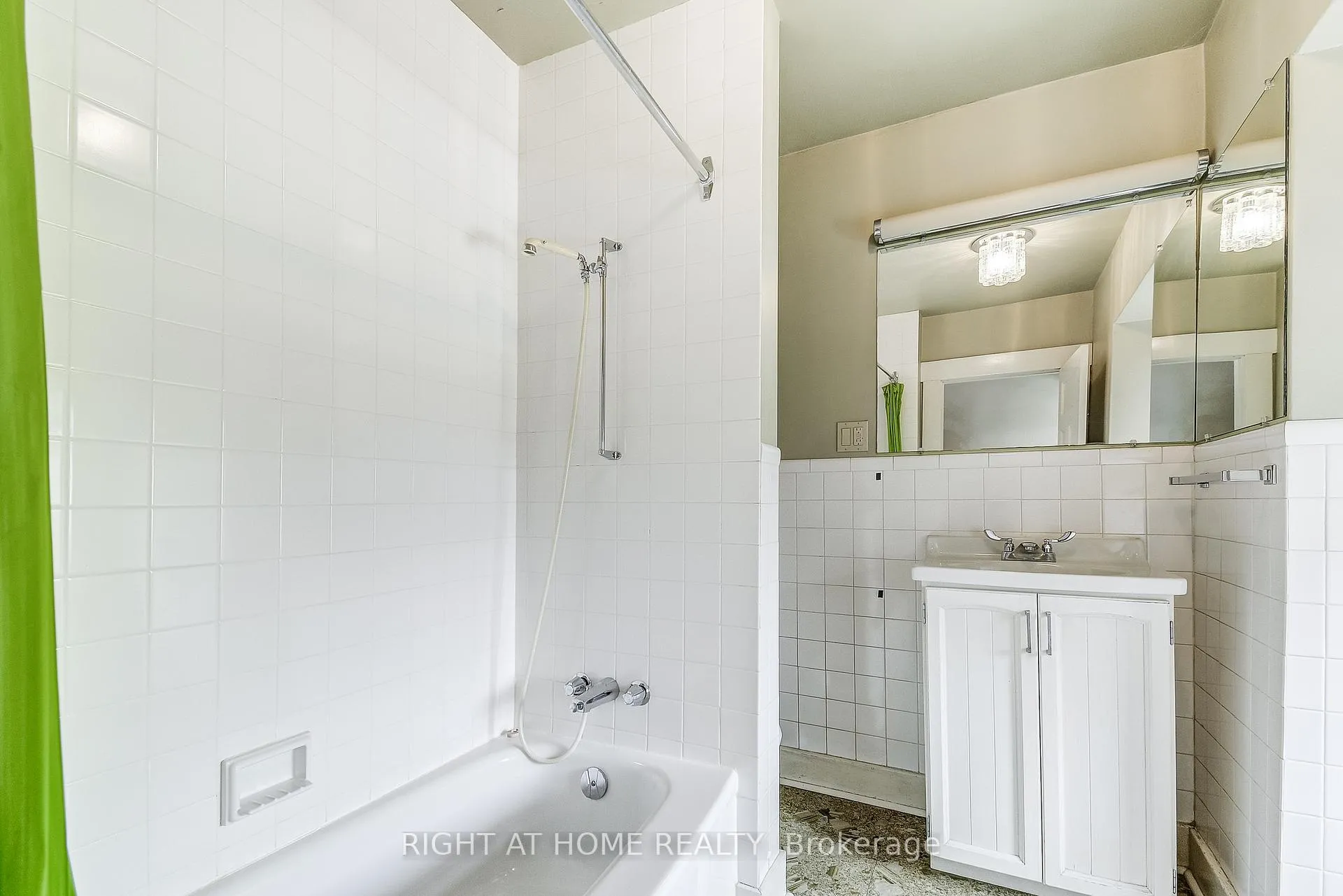 Photo 28 of 182 Balmoral Avenue S, Hamilton, Delta — HOMEH