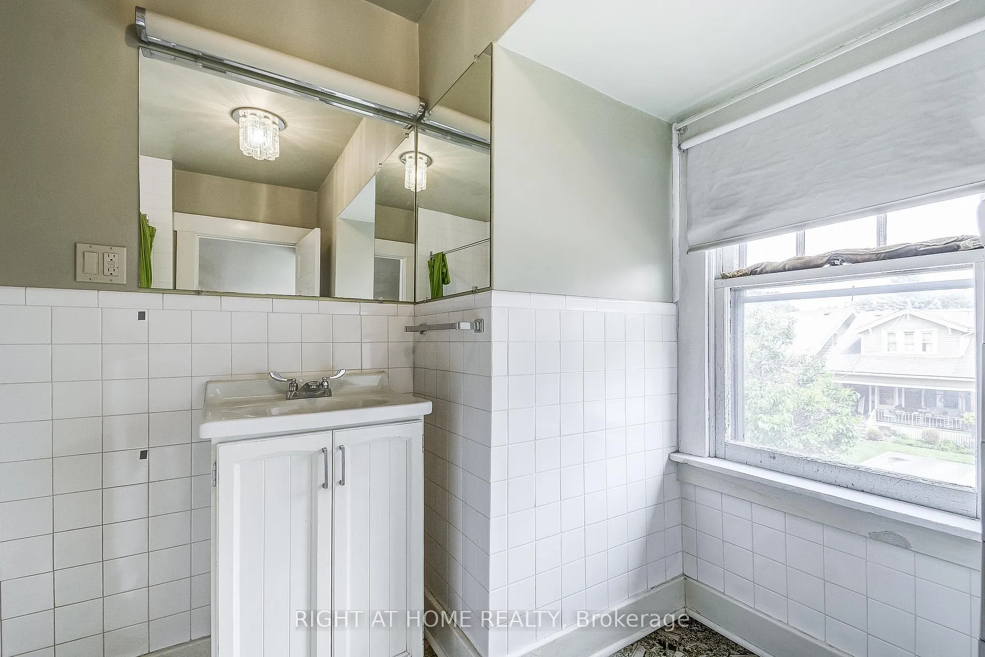 Photo 30 of 182 Balmoral Avenue S, Hamilton, Delta — HOMEH