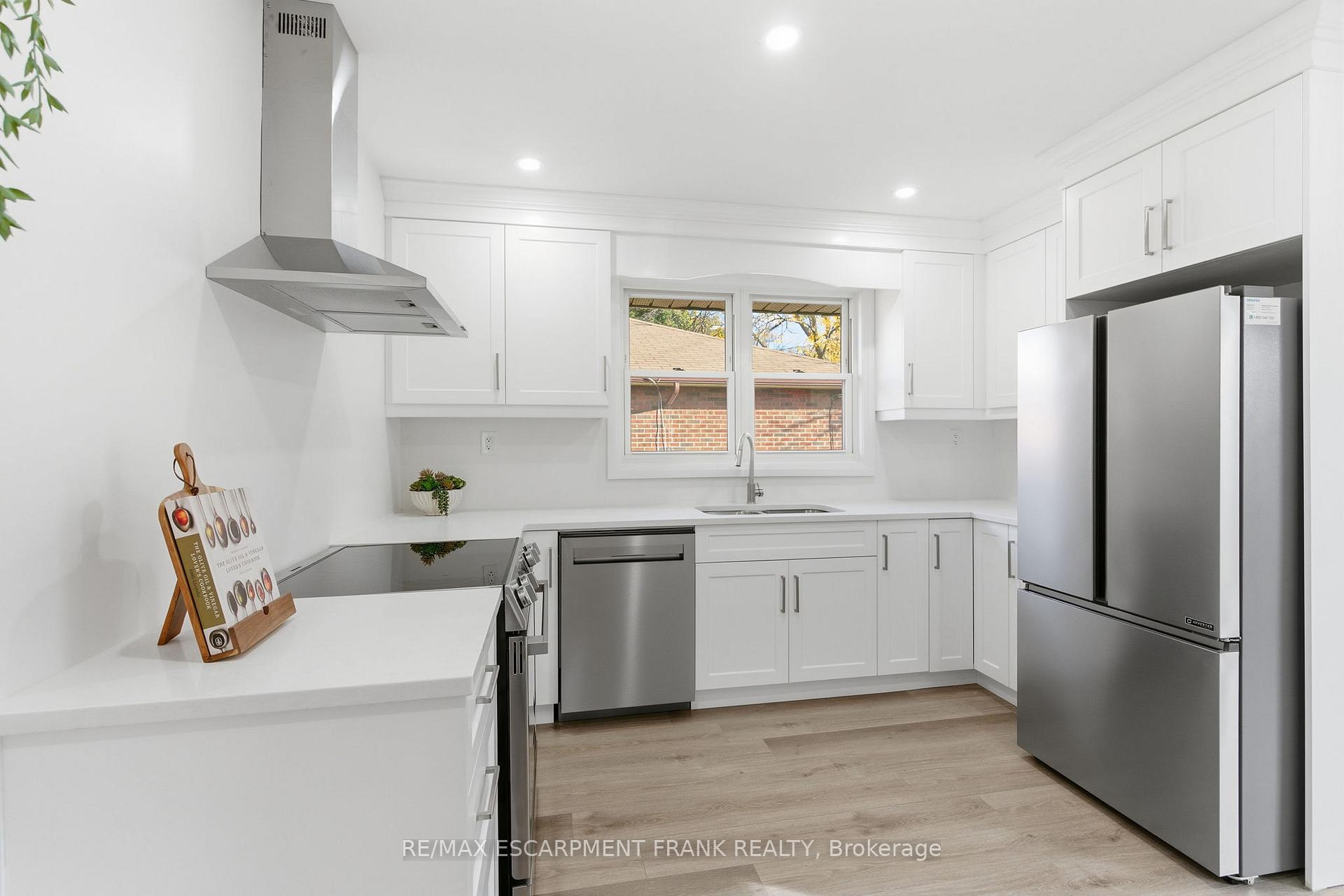 Photo 10 of 115 Mcelroy Road E, Hamilton, Balfour — HOMEH