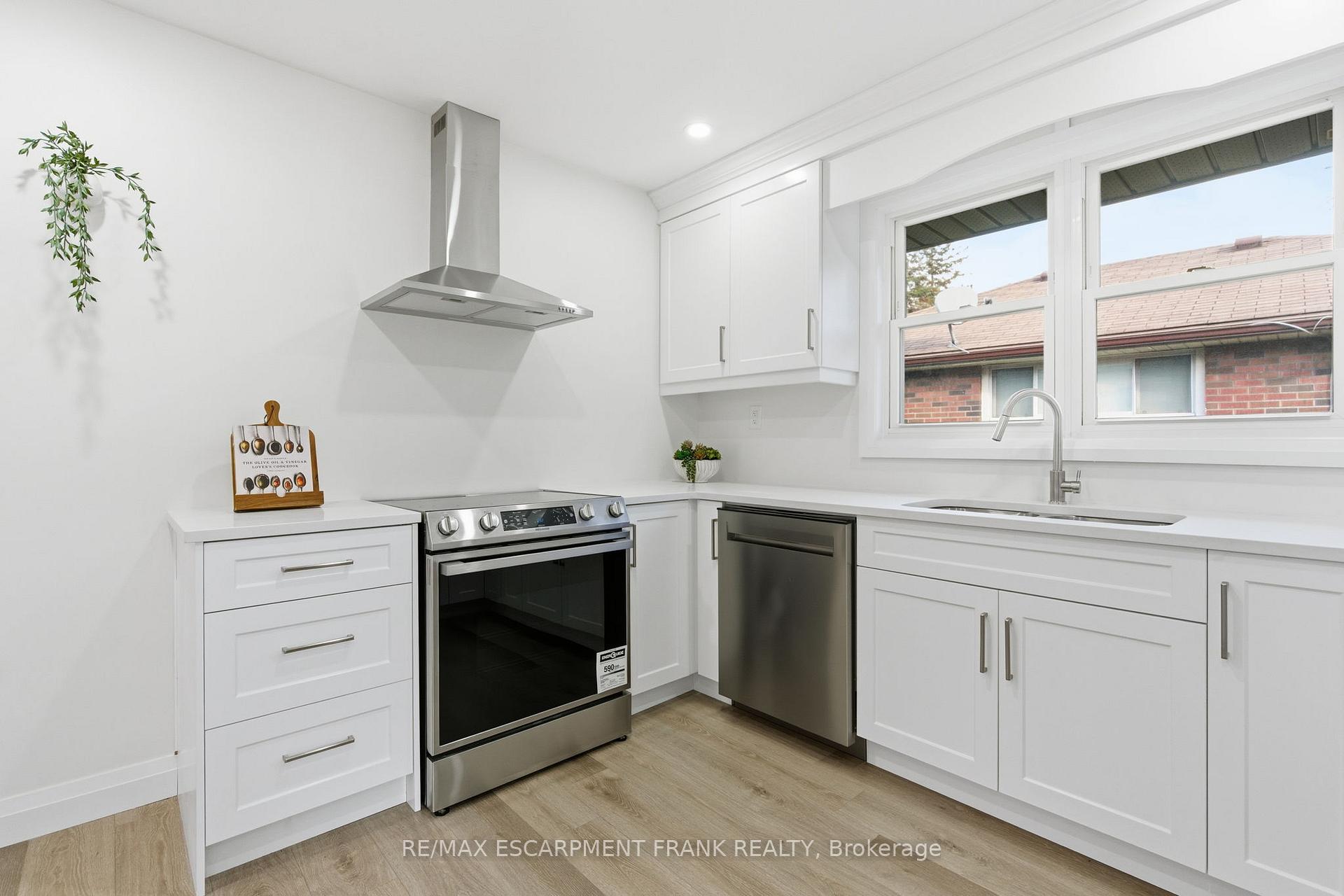 Photo 12 of 115 Mcelroy Road E, Hamilton, Balfour — HOMEH