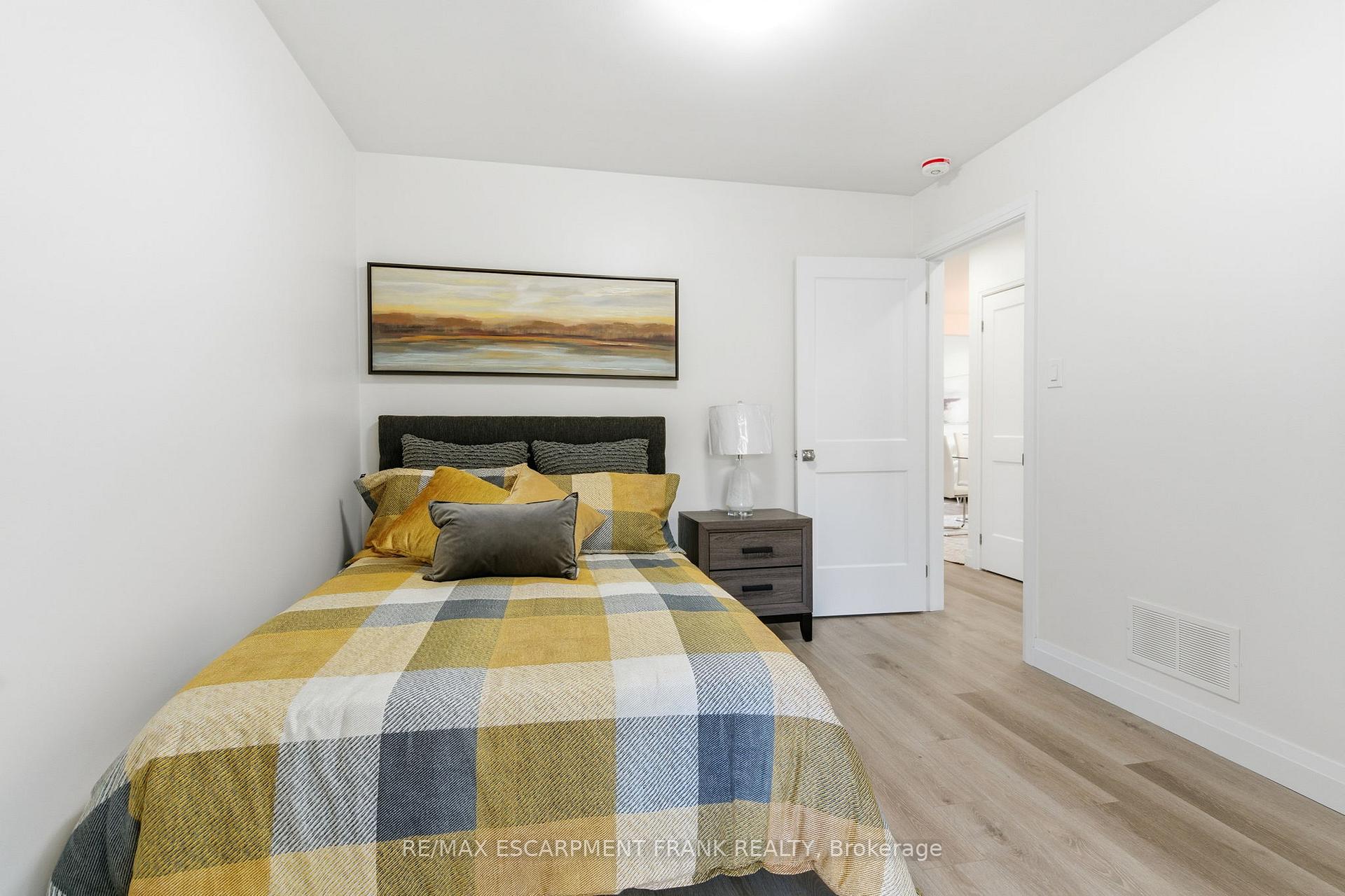 Photo 20 of 115 Mcelroy Road E, Hamilton, Balfour — HOMEH