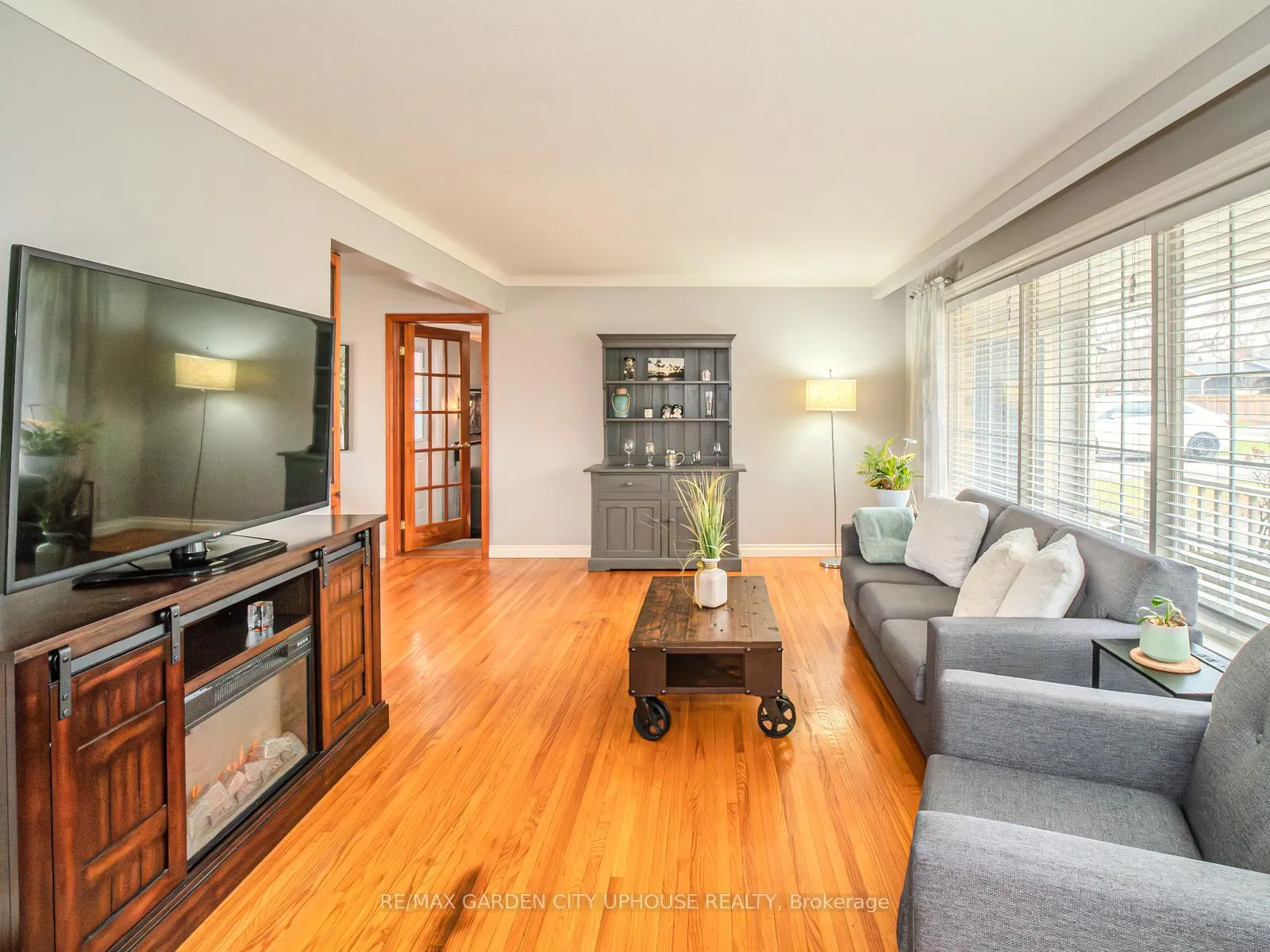 Photo 5 of 46 Strathcona Drive, St. Catharines, Vine/Linwell — HOMEH