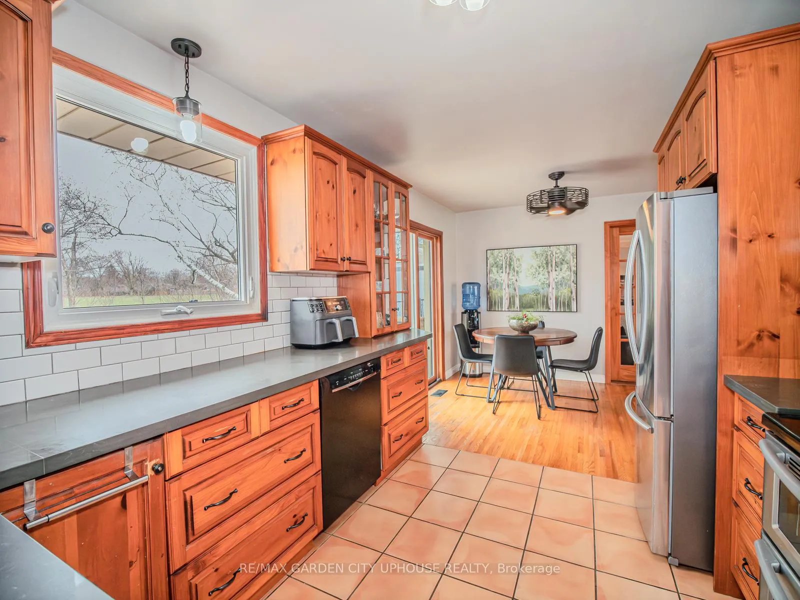 Photo 7 of 46 Strathcona Drive, St. Catharines, Vine/Linwell — HOMEH