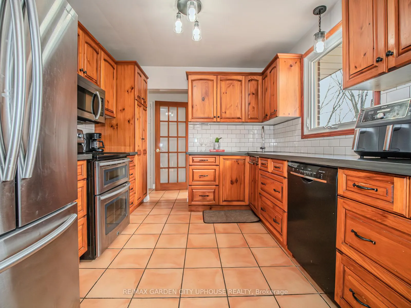 Photo 8 of 46 Strathcona Drive, St. Catharines, Vine/Linwell — HOMEH