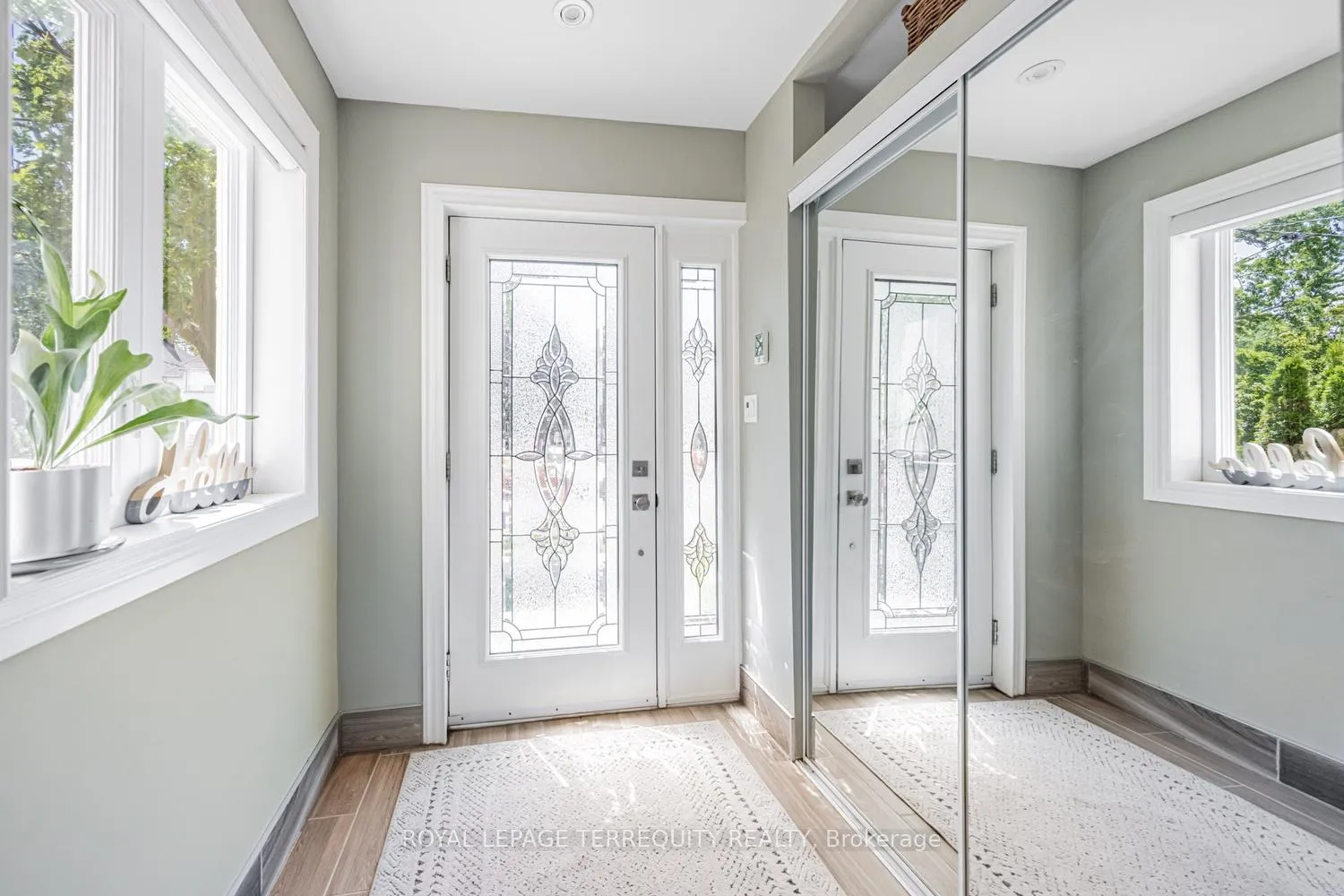 Photo 3 of 87 Eighth Street, Etobicoke, New Toronto — HOMEH