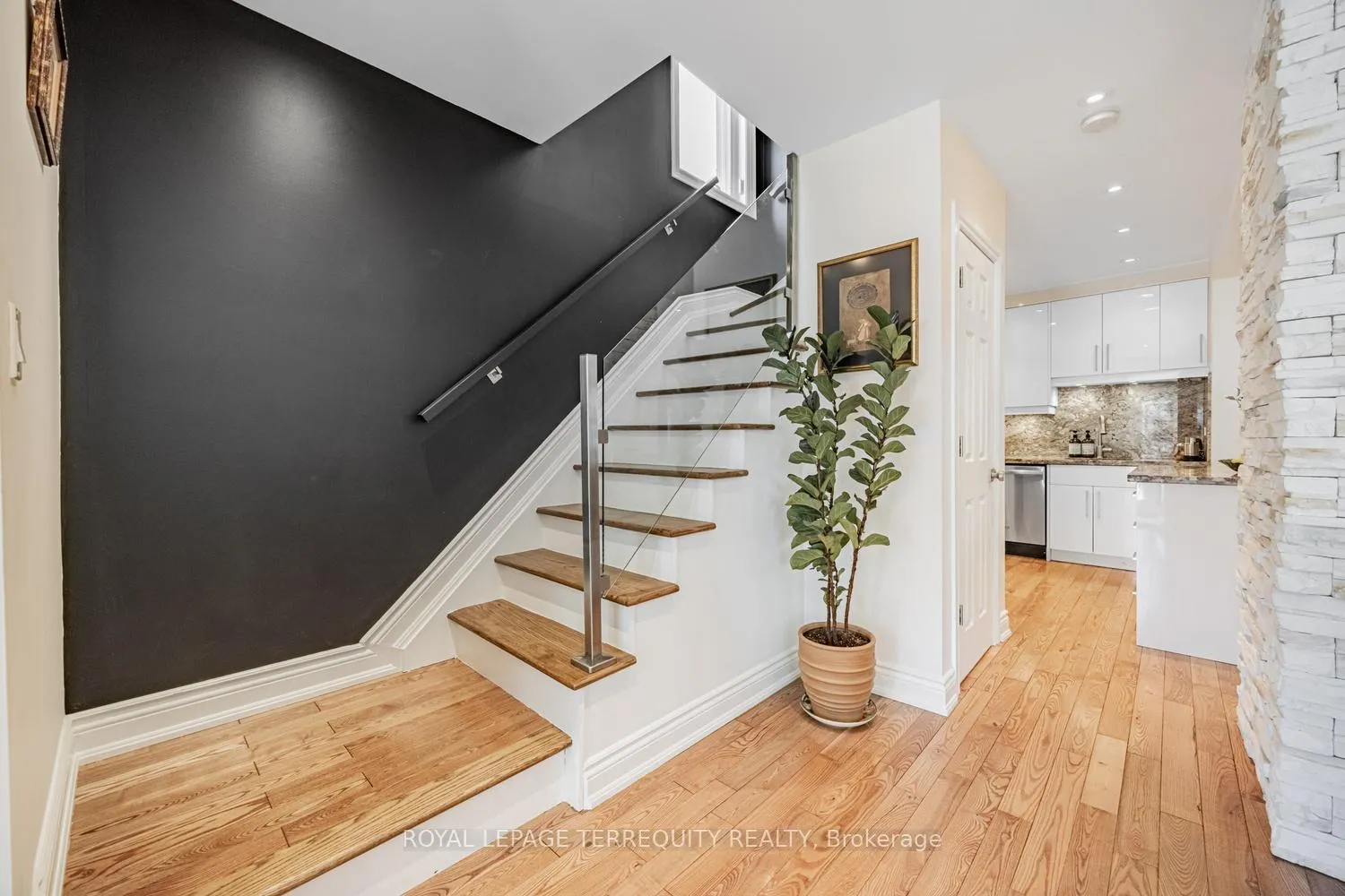 Photo 7 of 87 Eighth Street, Etobicoke, New Toronto — HOMEH