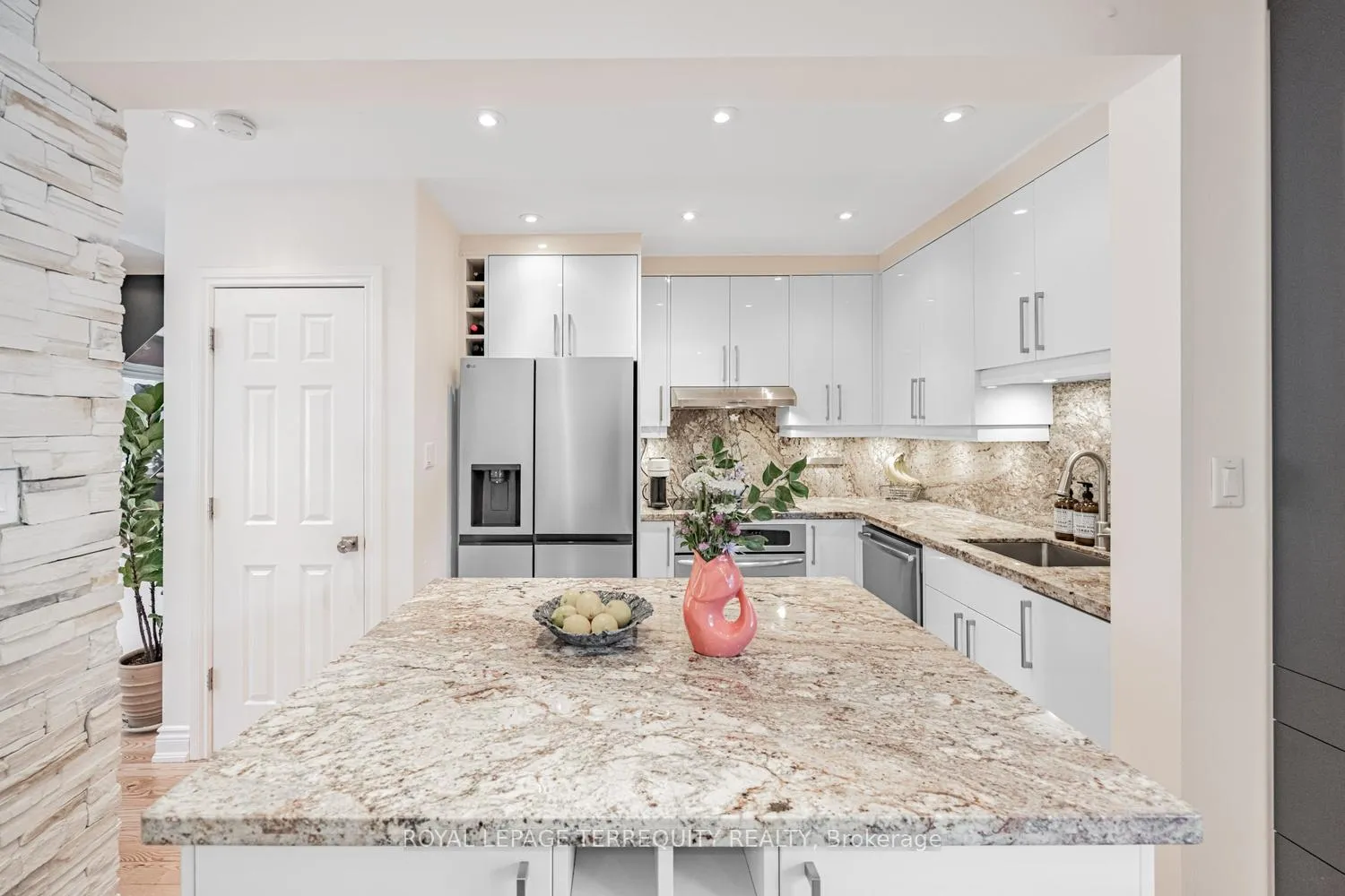 Photo 13 of 87 Eighth Street, Etobicoke, New Toronto — HOMEH