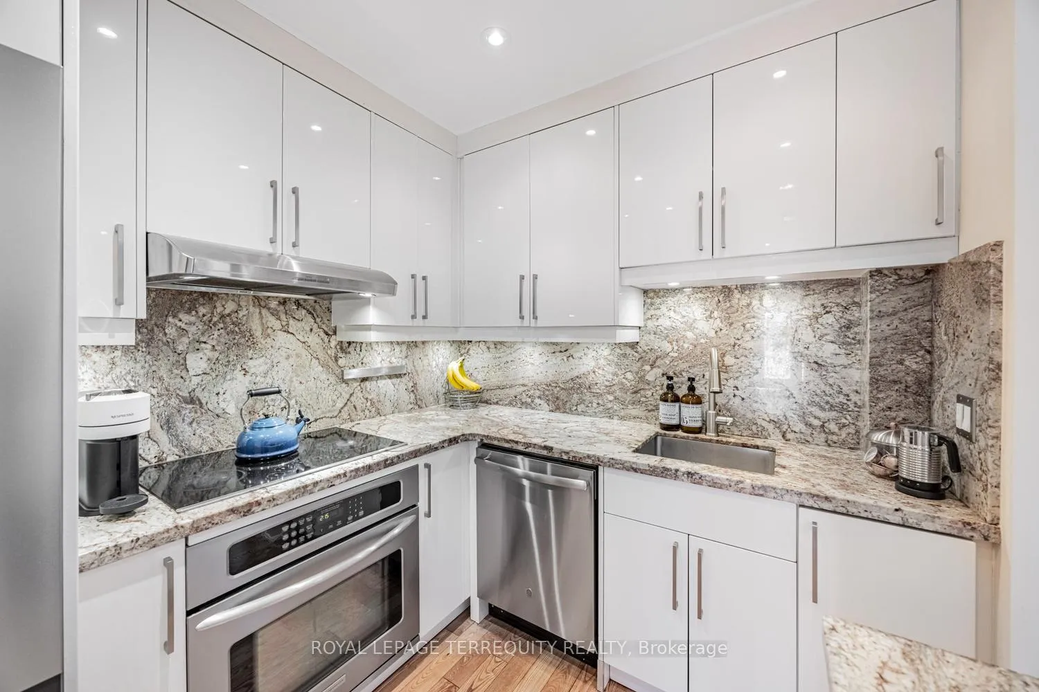 Photo 14 of 87 Eighth Street, Etobicoke, New Toronto — HOMEH