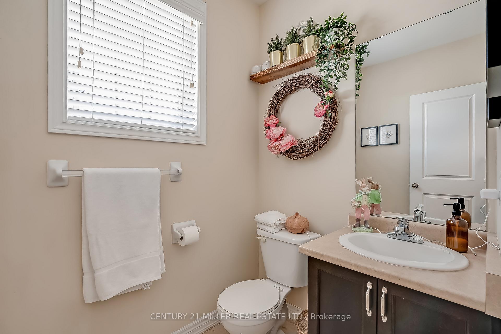 Photo 12 of Unit 19, 45 Seabreeze Crescent, Hamilton, Stoney Creek — HOMEH