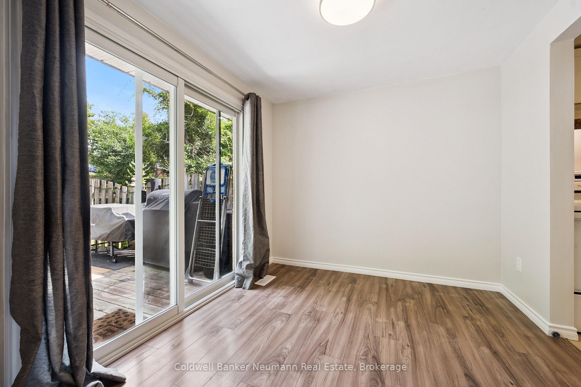 Photo 10 of 29 Grandridge Crescent, Guelph, Willow West/Sugarbush/West Acres — HOMEH