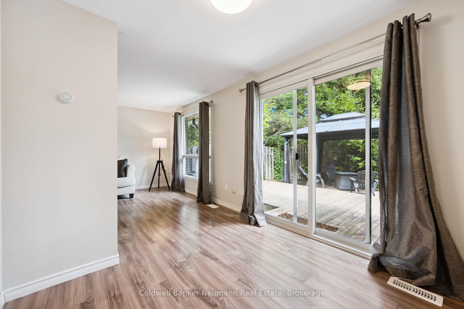 Photo 12 of 29 Grandridge Crescent, Guelph, Willow West/Sugarbush/West Acres — HOMEH