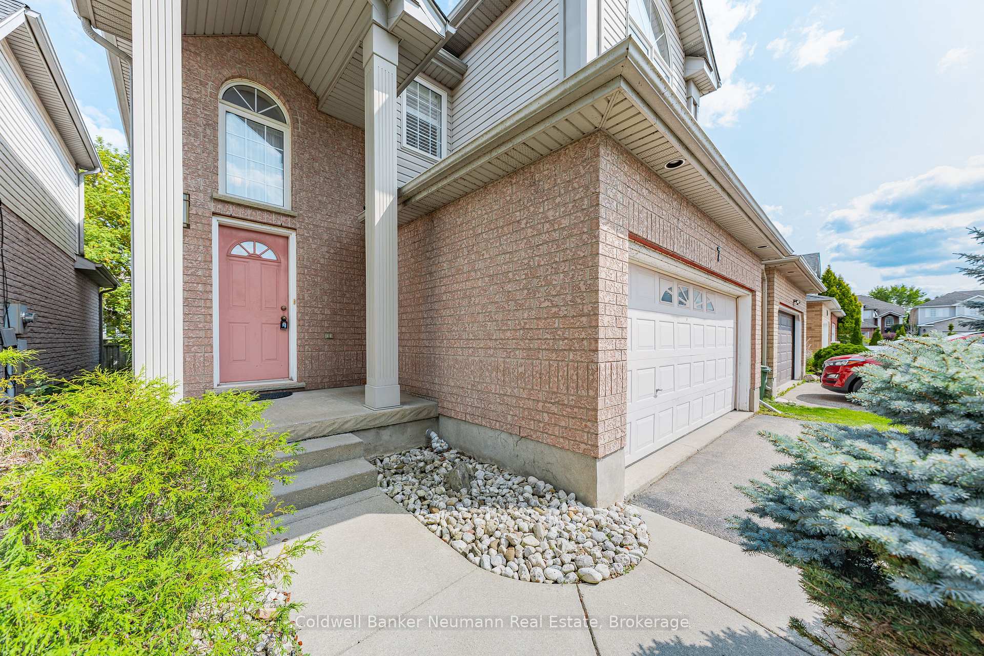 Photo 2 of 7 Camm Crescent, Guelph, Pineridge/Westminster Woods — HOMEH