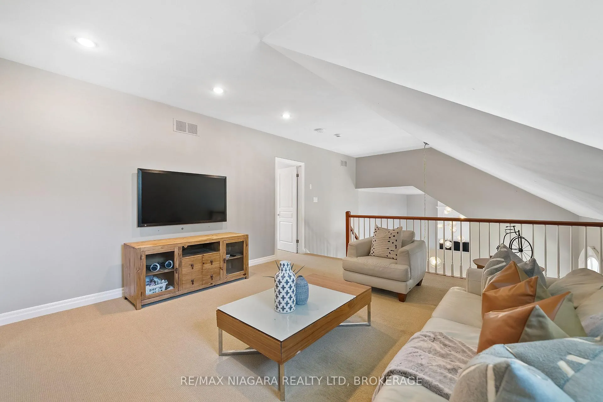 Photo 23 of 1 Graham Avenue, St. Catharines, Port Dalhousie — HOMEH